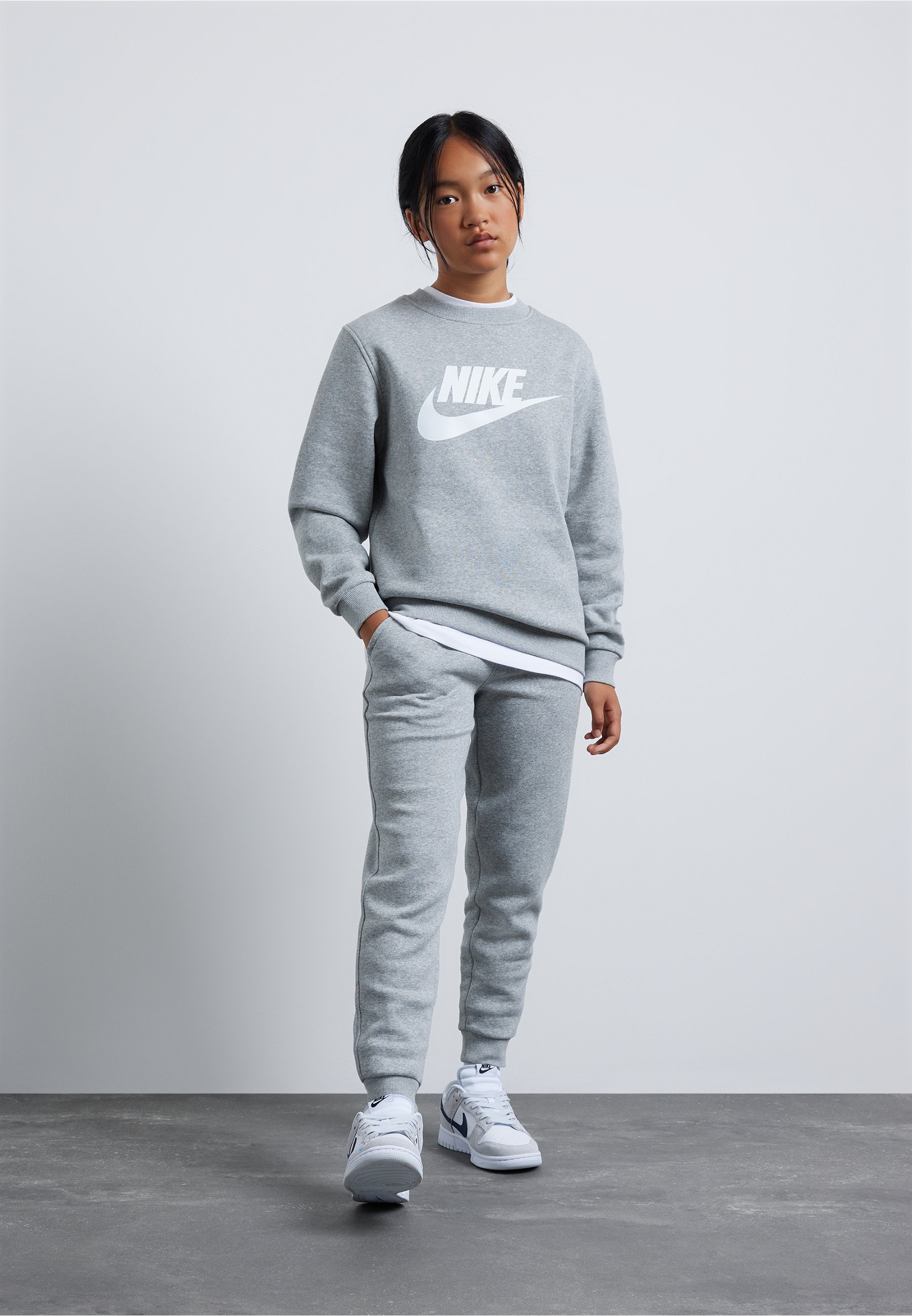 Calça de fato de treino Nike Sportswear CLUB UNISSEX - cinza mesclado escuro/cinza base/branco