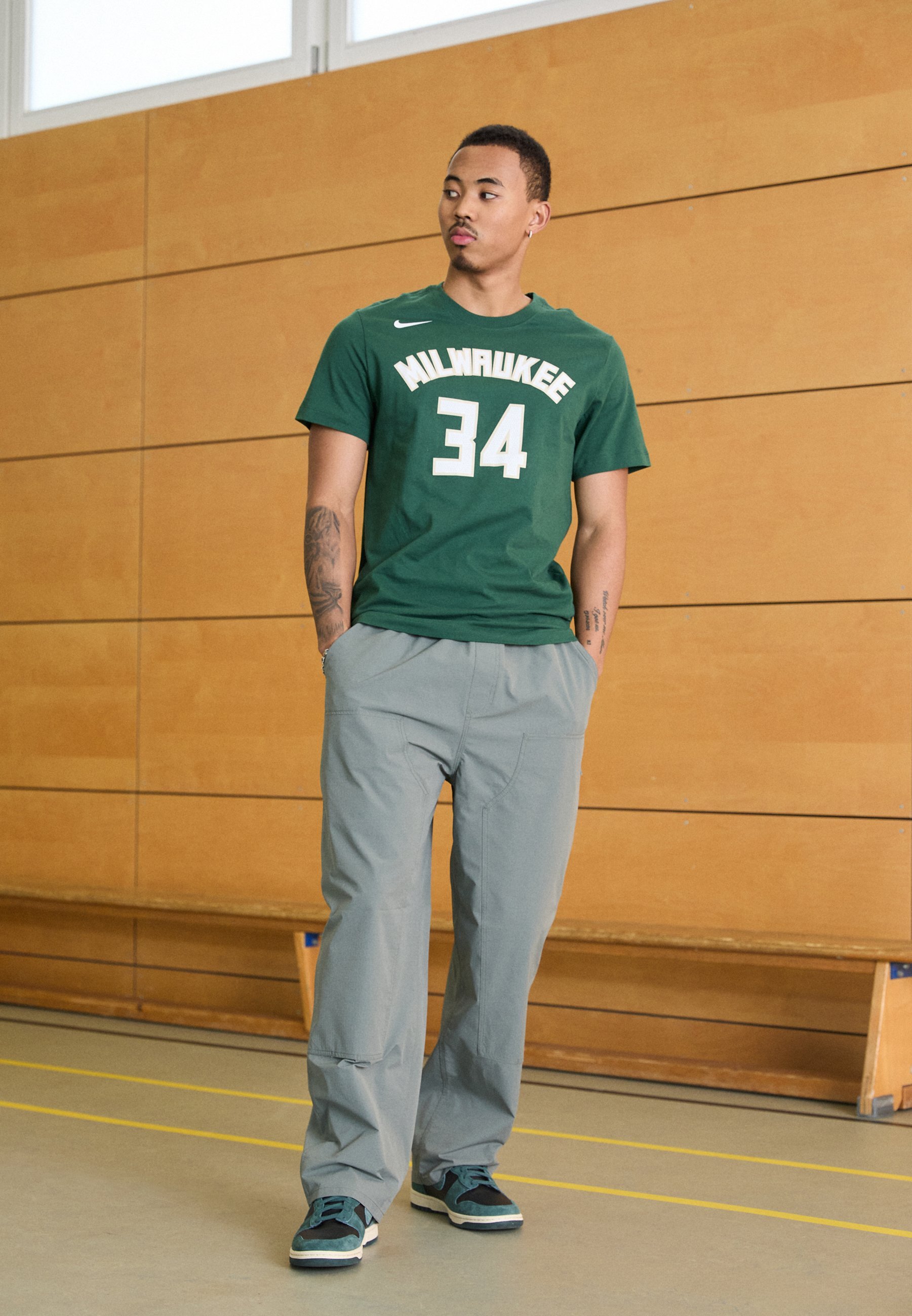 Nike Performance NBA GIANNIS ANTETOKOUNMPO MILWAUKEE BUCKS NAME AND NUMBER TEE - Tričko s potiskem - fir/antetokounmpo