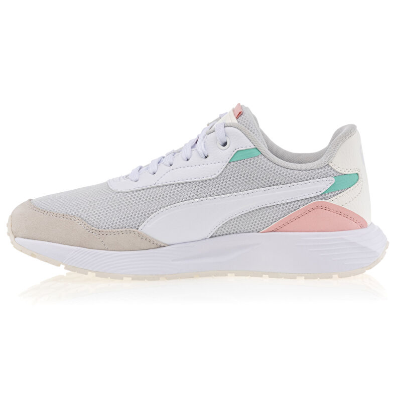 Zapatillas deportivas para mujer color beige.