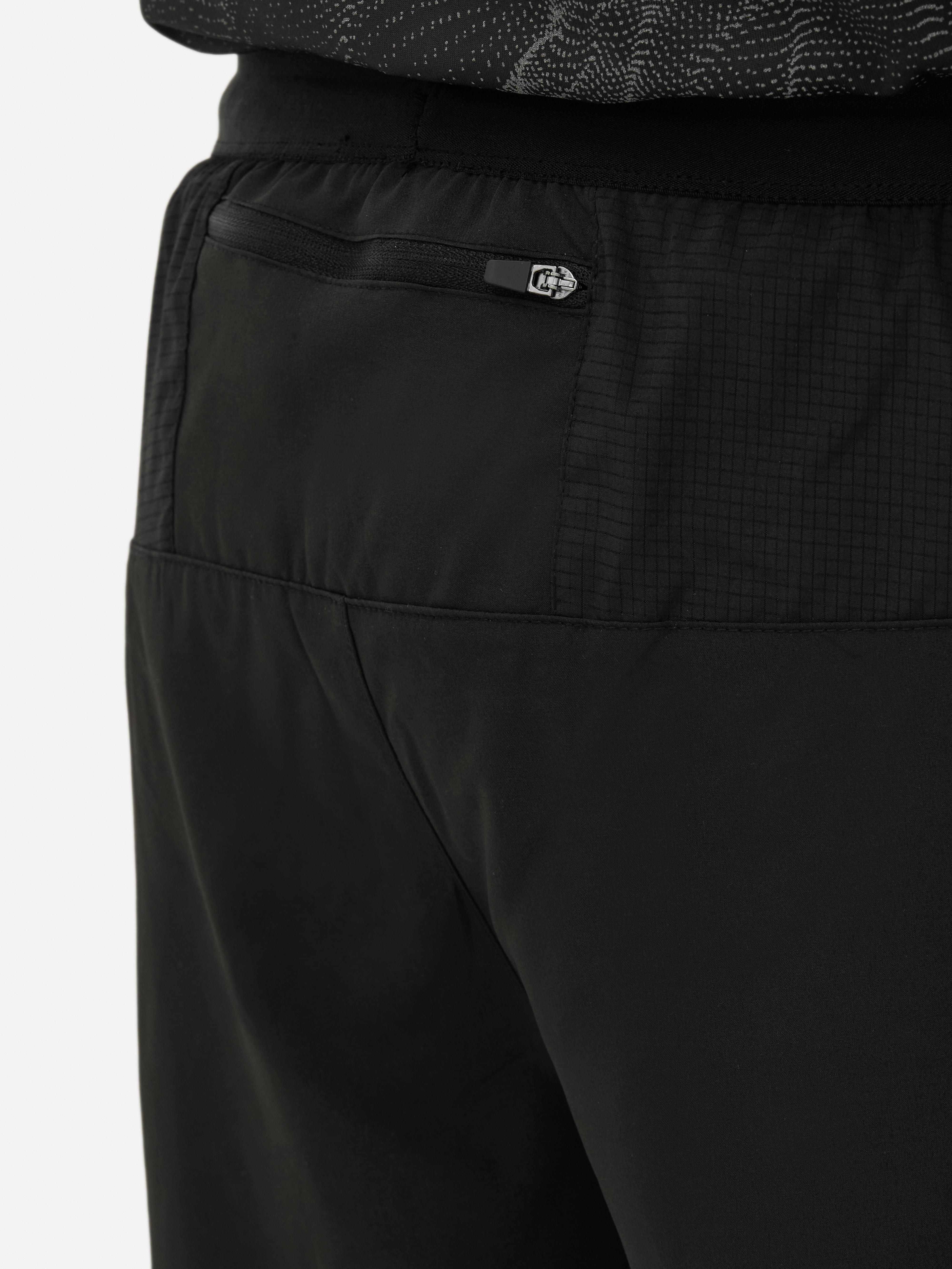 Pantaloni scurți de alergare cu șnur. Pantaloni scurți sport cu talie cu șnur și buzunare laterale.