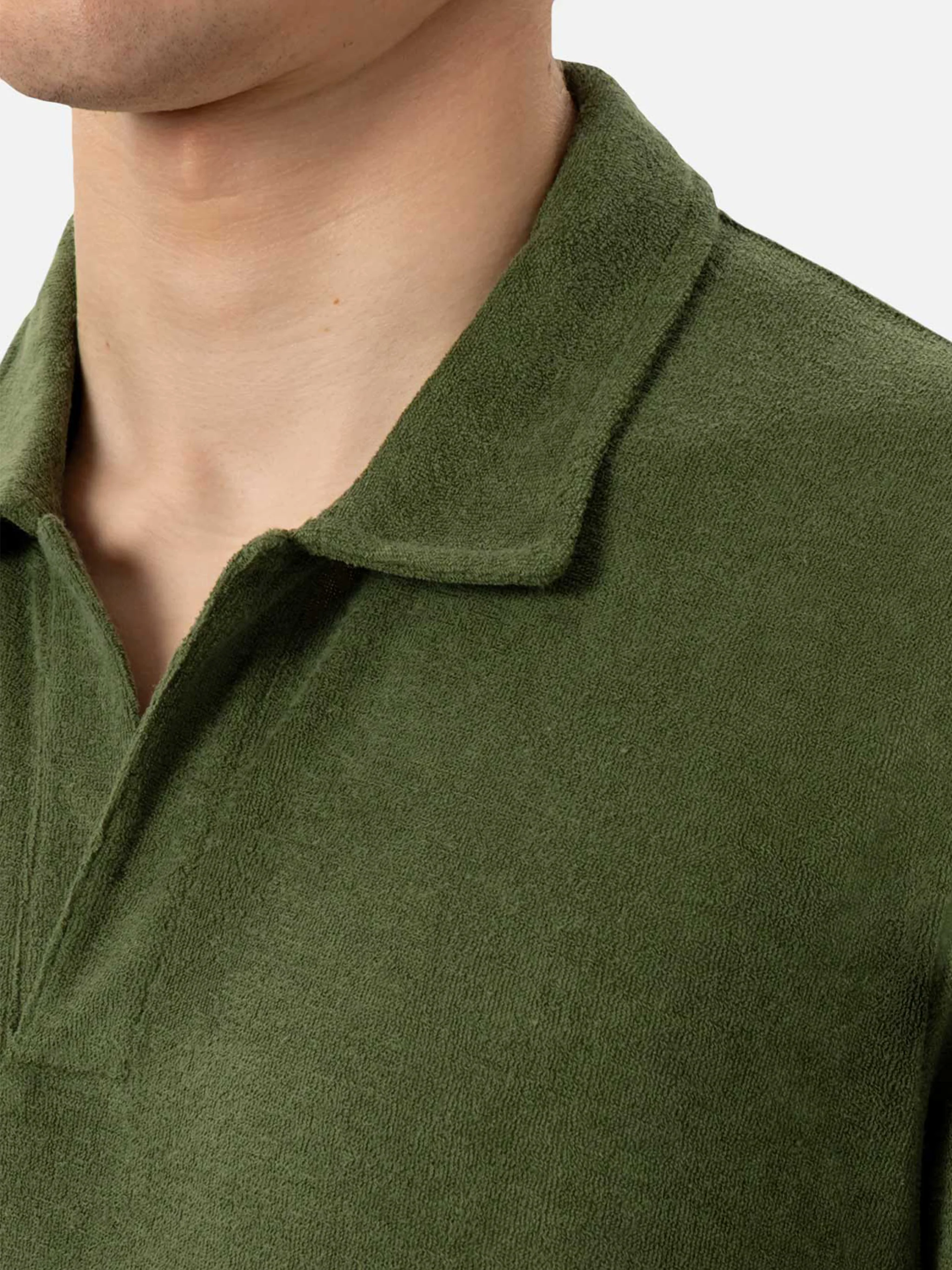 Jeremy Polo in een militairgroene badstofjas