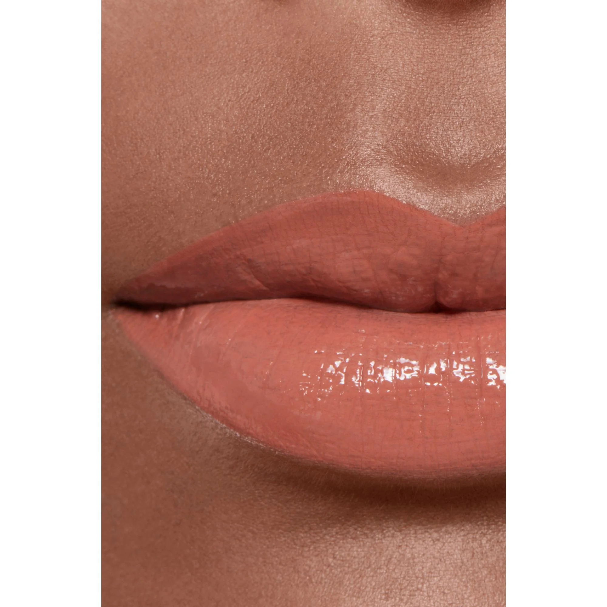 ROUGE ALLURE LAQUE - IL ROSSETTO FLUIDO BRILLANTE TENUTA ESTREMA