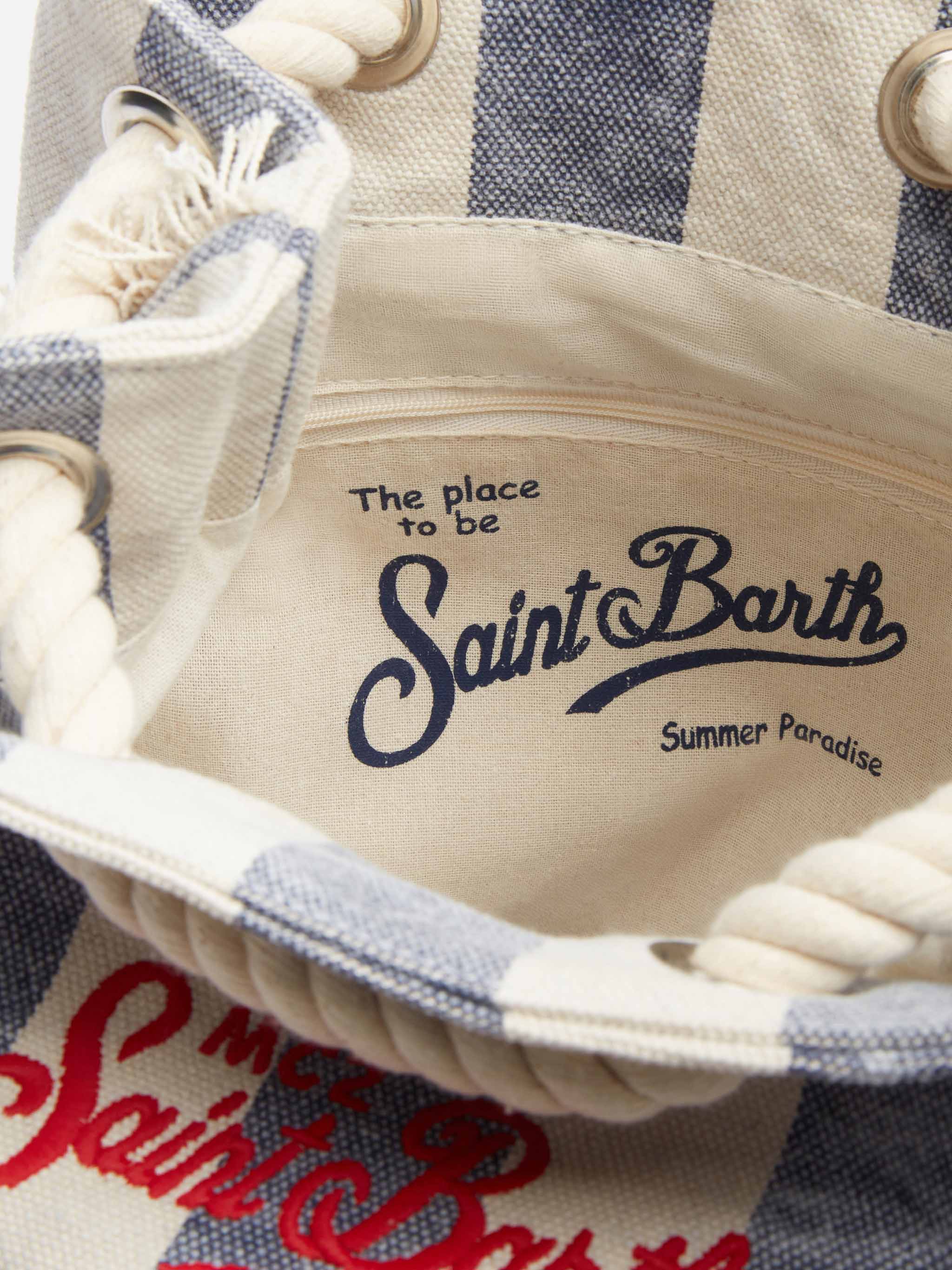Bootvormige canvas rugzak | Wit-blauwe gestreepte print | MC2 Saint Barth logo print | Schouderbanden met koord | 100% katoen | MC2 Saint Barth