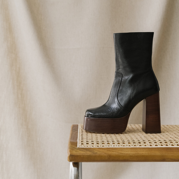 Boots à plateformes et bouts carrés  en cuir vieilli noir