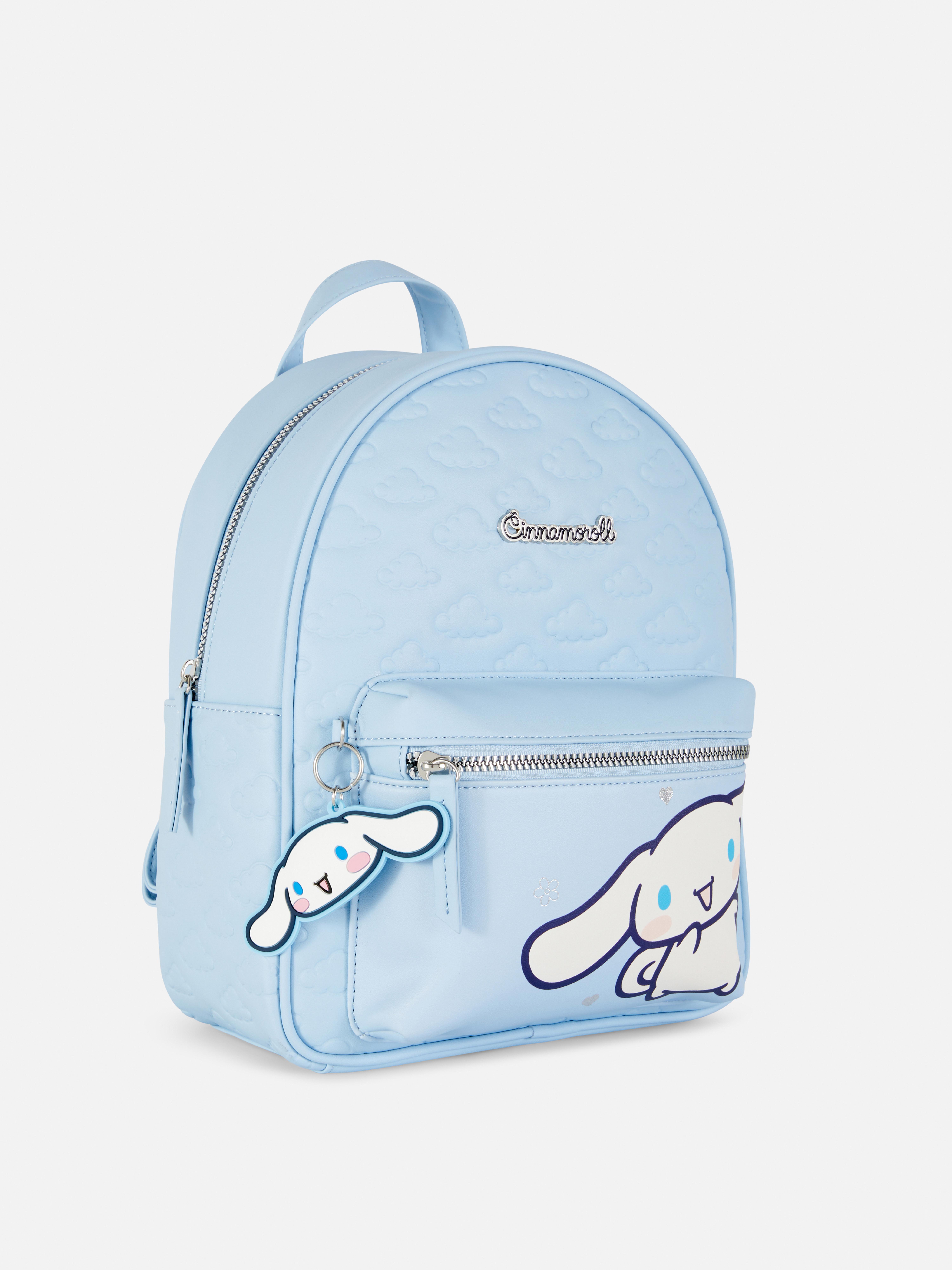 Hello Kitty Cinnamoroll hátizsák Egy Cinnamoroll hátizsák állítható vállpántokkal, cipzáras zsebekkel és egy fogantyúval a tetején.