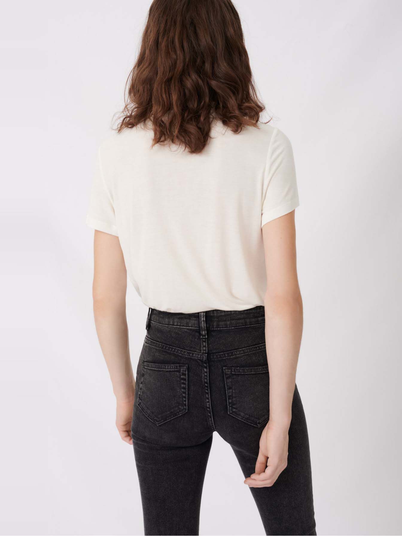 Tricou din satin cu monogramă Maje-Crudo