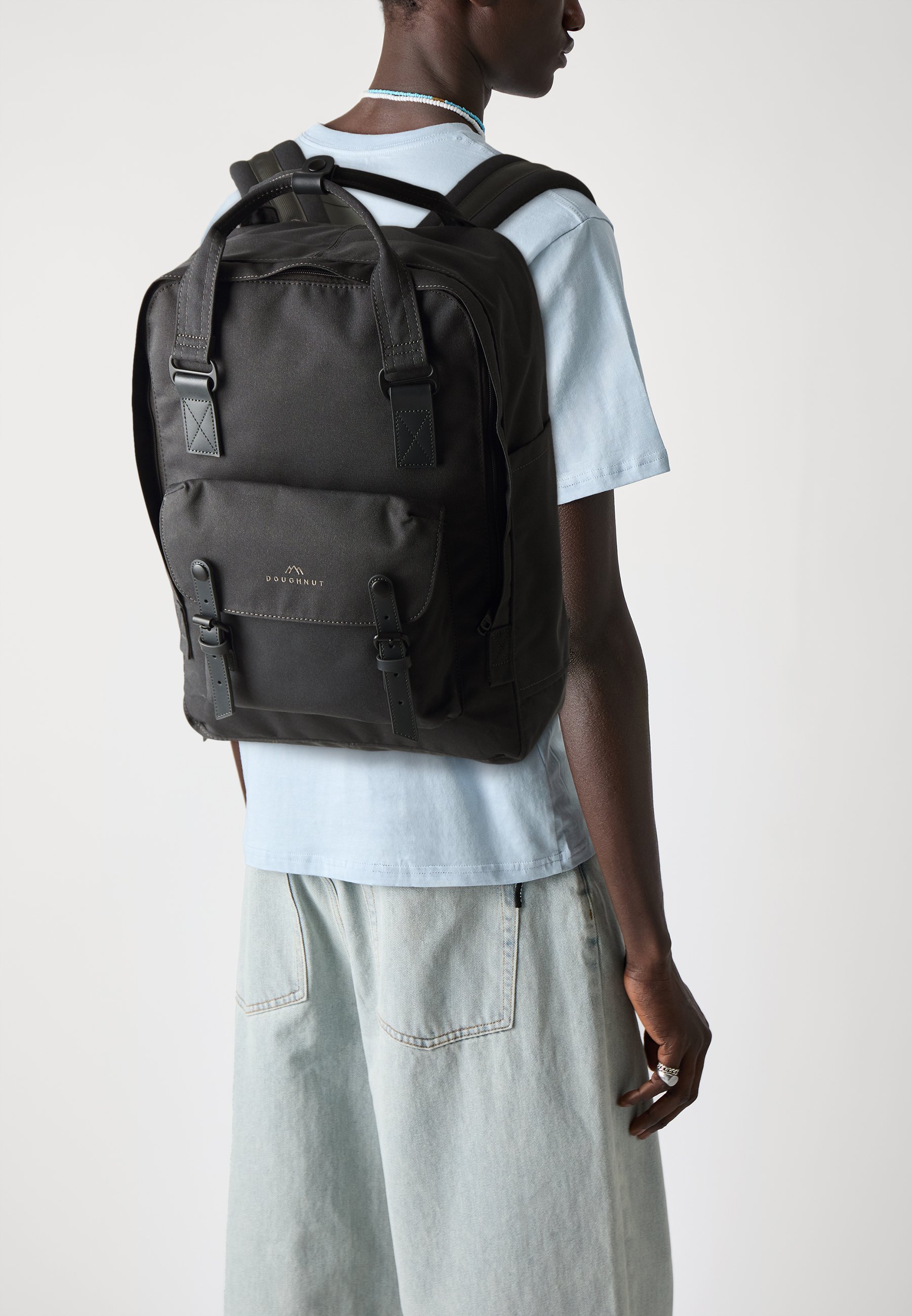 Großer, melancholischer Rucksack in Donut-Macaron-Optik, dunkel, Unisex - Rucksack - Boden