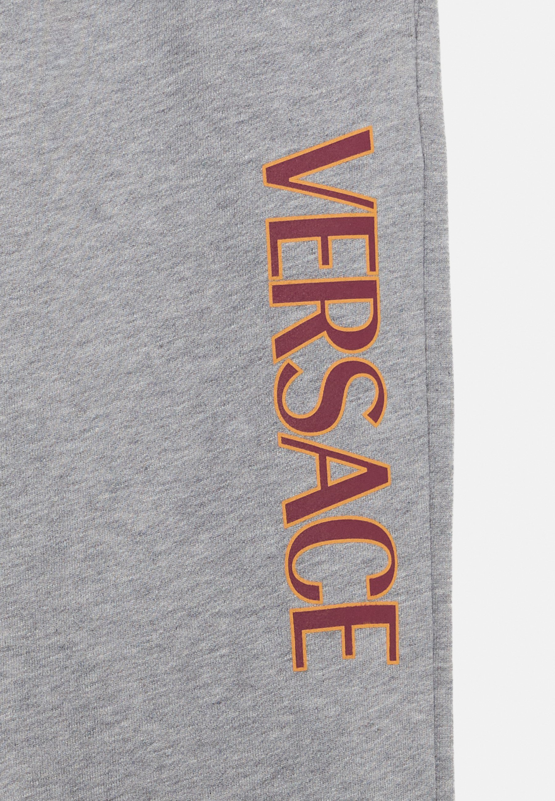 Pantaloni della tuta unisex Versace LOGO KIDS PRINT - grigio/rosso granato/miele speziato