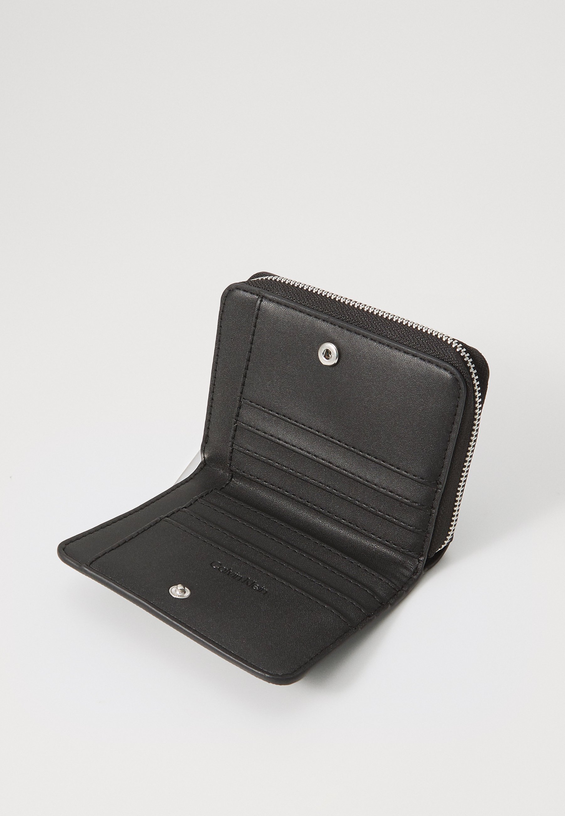 Calvin Klein MUST ZIP AROUND FLAP - Peněženka - black