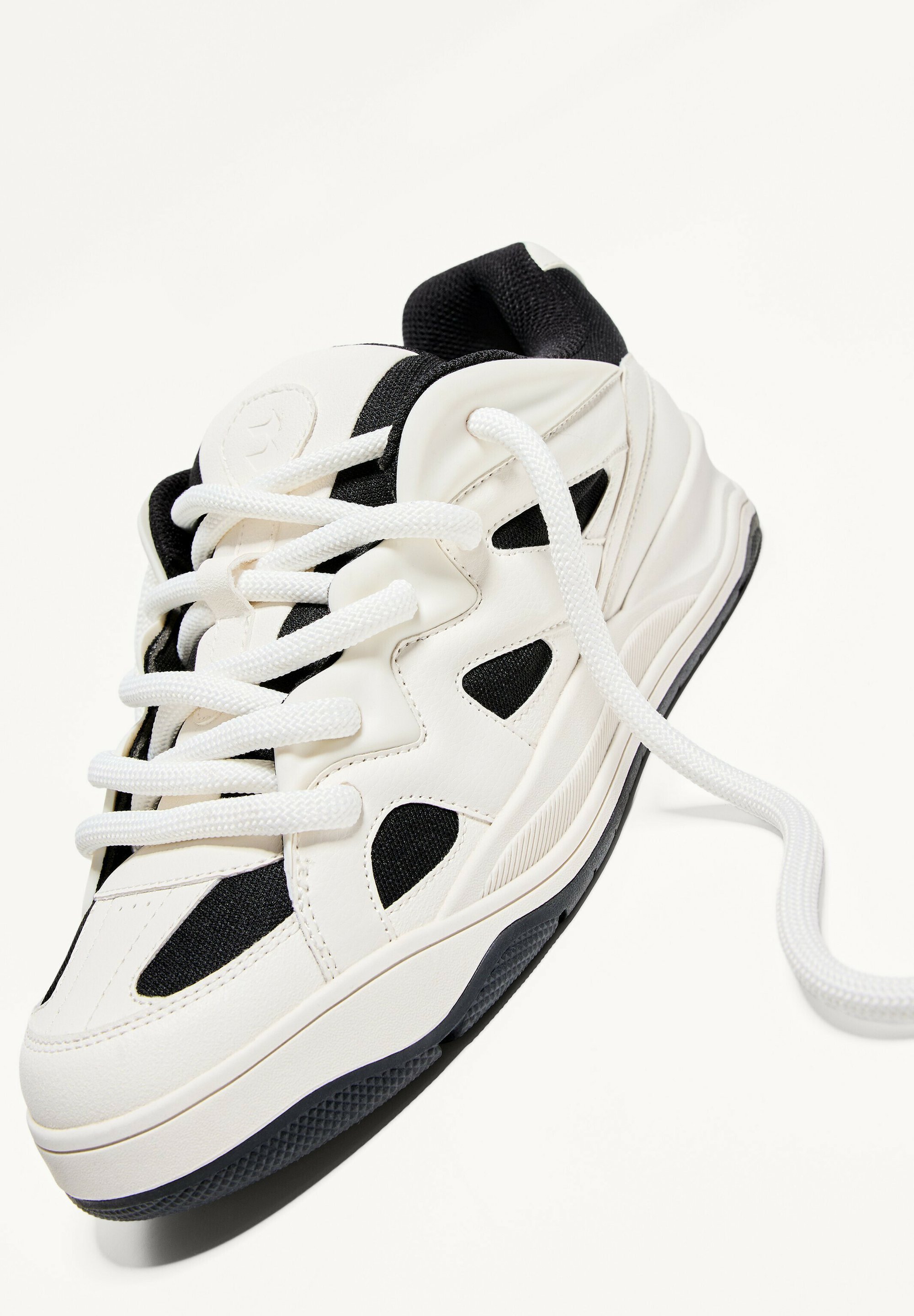 Bershka CONTRAST - Skateschoenen - wit zwart