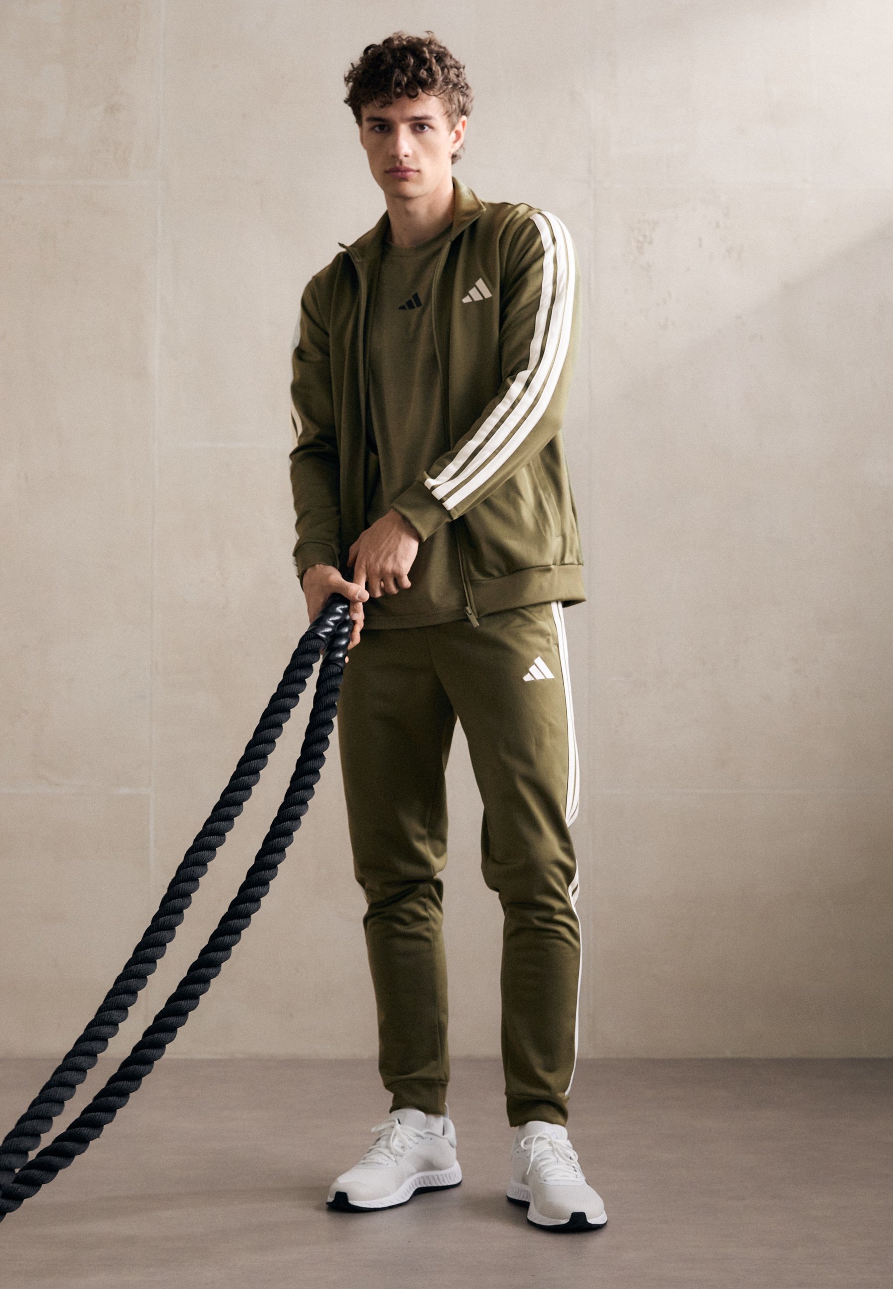 adidas Sportswear SET - Trainingspak - olijfgroen/wit