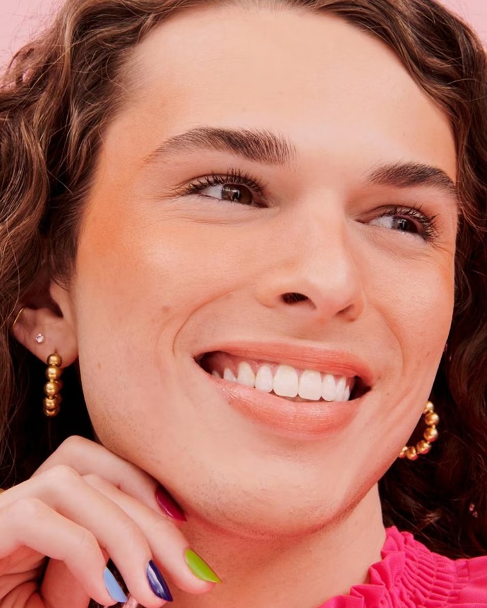 BENEFIT COSMETICS ΚΟΥΤΙ ΜΕ ΣΚΟΝΕΣ ΣΕ ΣΚΟΝΗ ΓΙΑ HIGHLIGTER ΓΙΑ ΜΠΙΣΚΟΤΑ