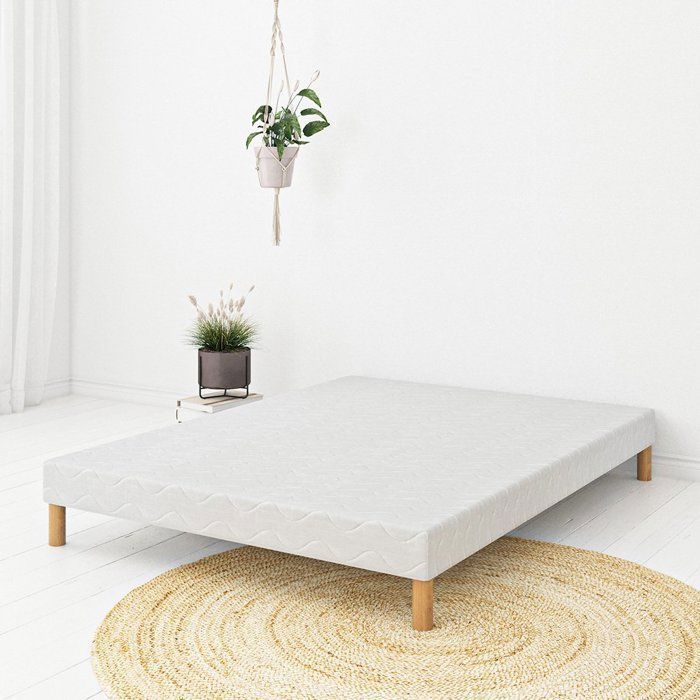 Sommier Tapissier FIRST 140x190 cm, 12 lattes pin massif, pieds offerts, hauteur 30 cm, fabrication française, tissu anti-acariens.