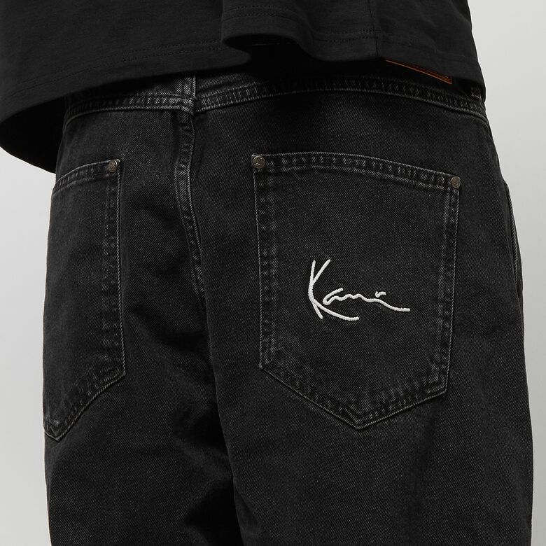 Kleiner, schmal zulaufender Five-Pocket-Denim mit charakteristischer Passform
