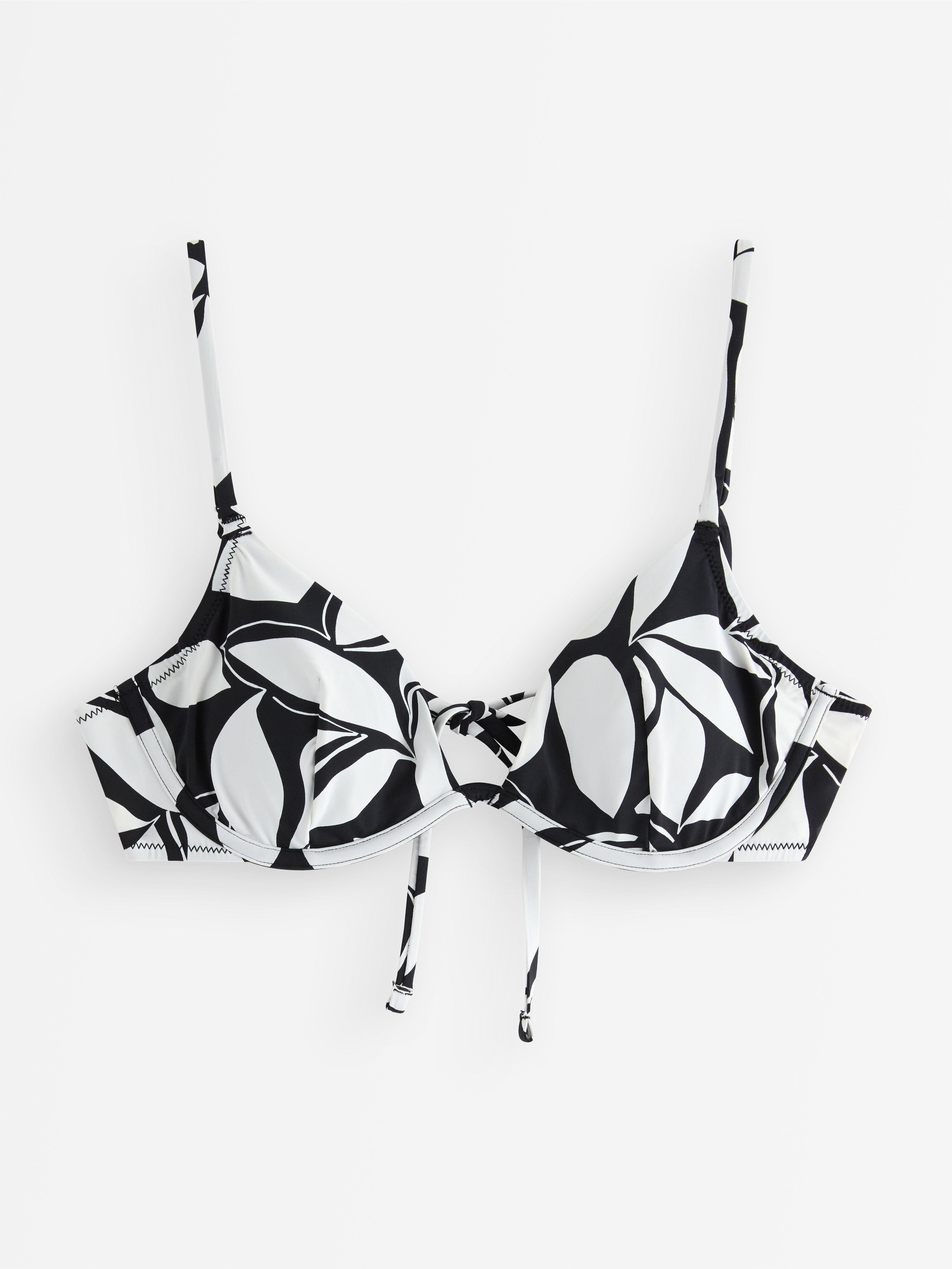 Top de bikini con aros, color blanco claro.