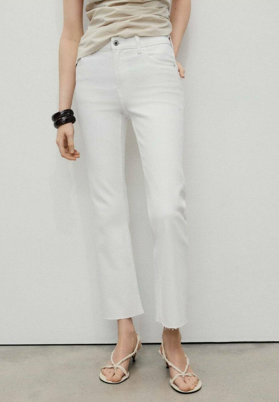 Mango FLARE CROP - Uitlopende jeans - wit