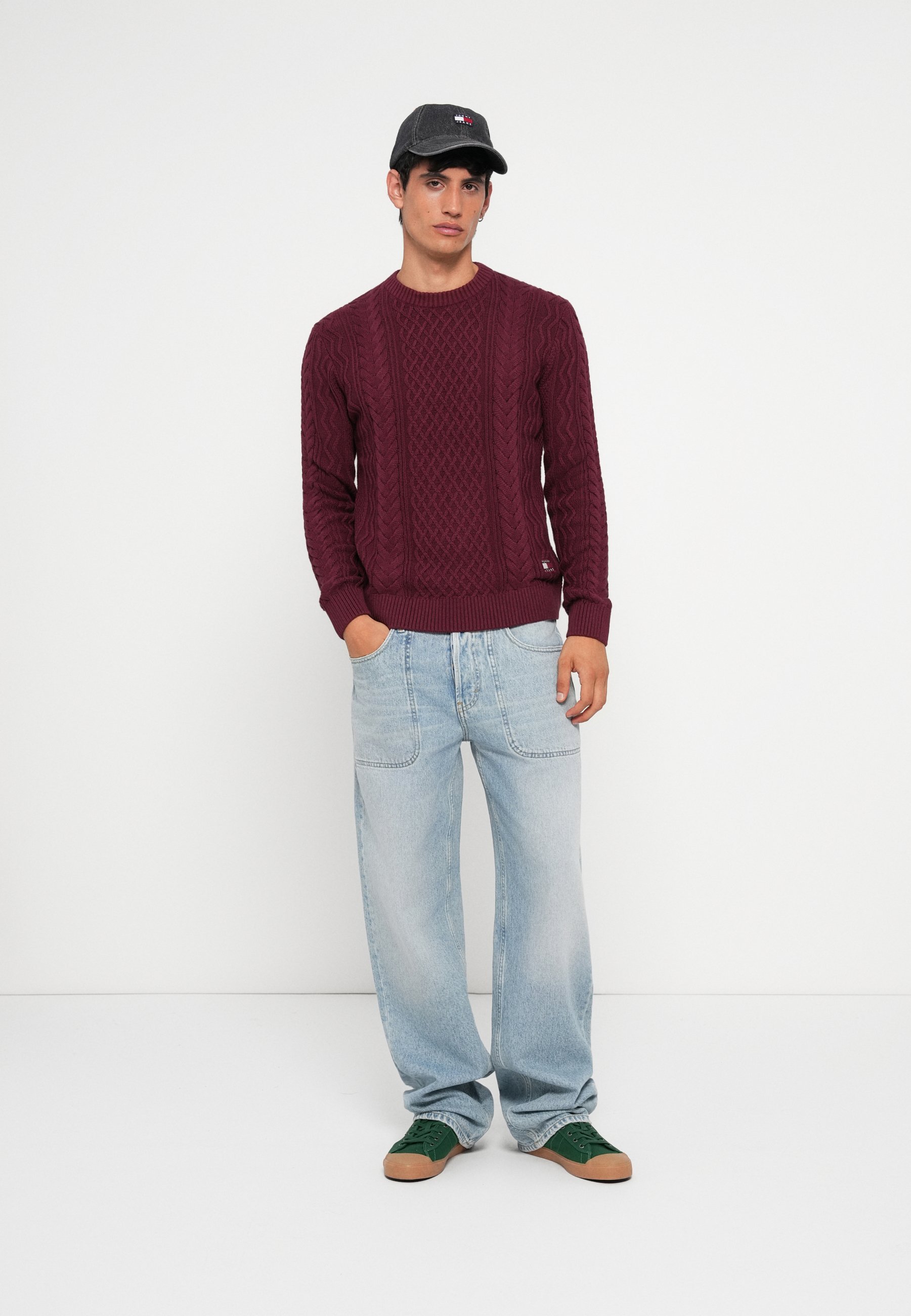 Maglione Tommy Jeans BADGE CABLE KNIT - Maglione - tonalità rosso vino