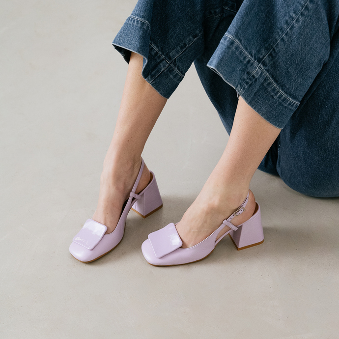 Escarpins slingback à bouts carrés  en vernis plissé lilas