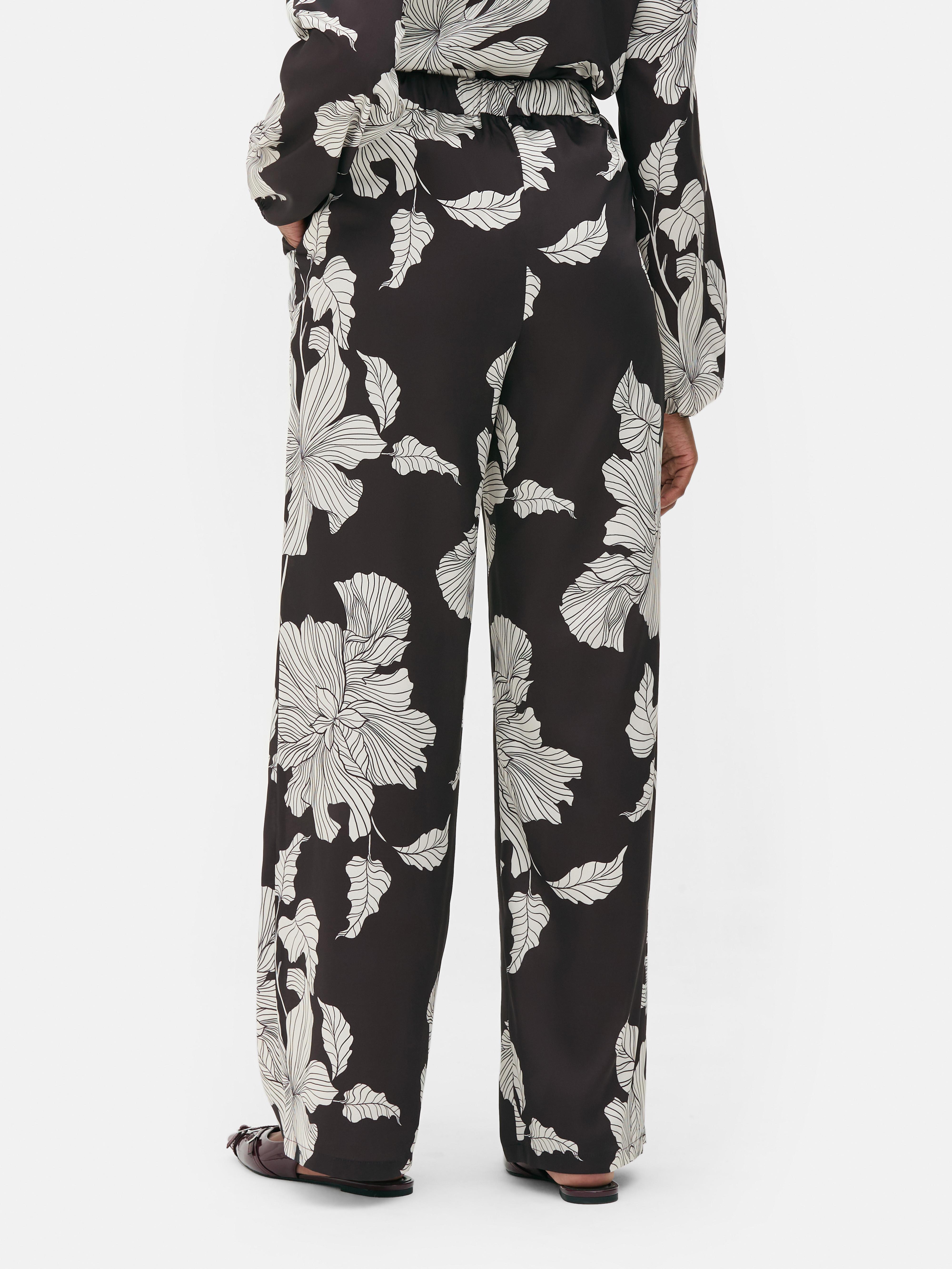 Passende Satinhose mit Blumenmuster. Gerade geschnittene Satinhose mit durchgehendem Blumenmuster.
