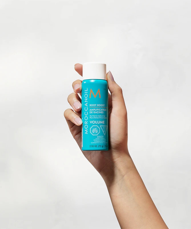 Moroccanoil Volume Root Boost formavimo purškiklis suteikia apimties nuo šaknų.