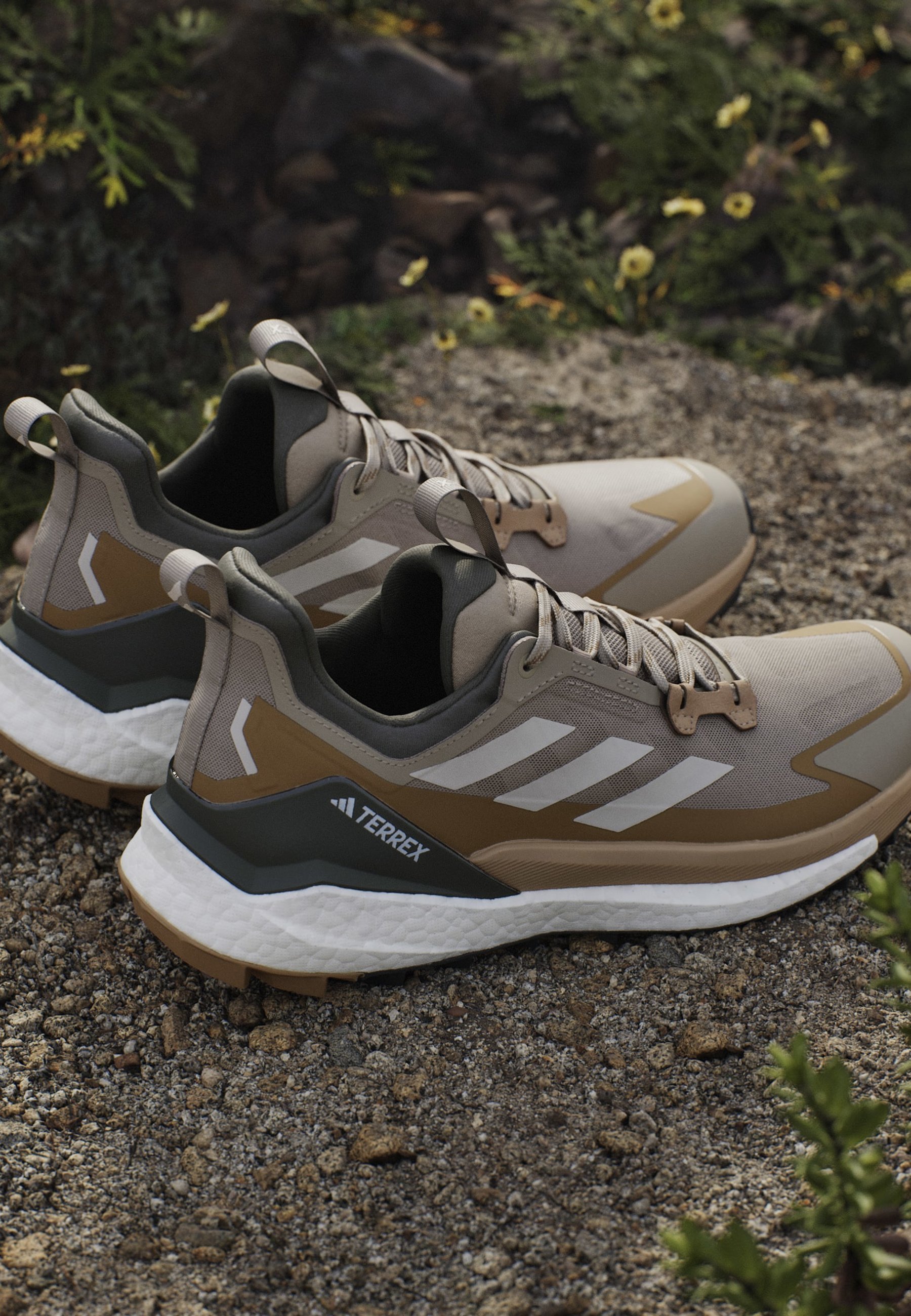 Adidas Terrex FREE LOW - Wandelschoenen - wit cargo beige brons strata