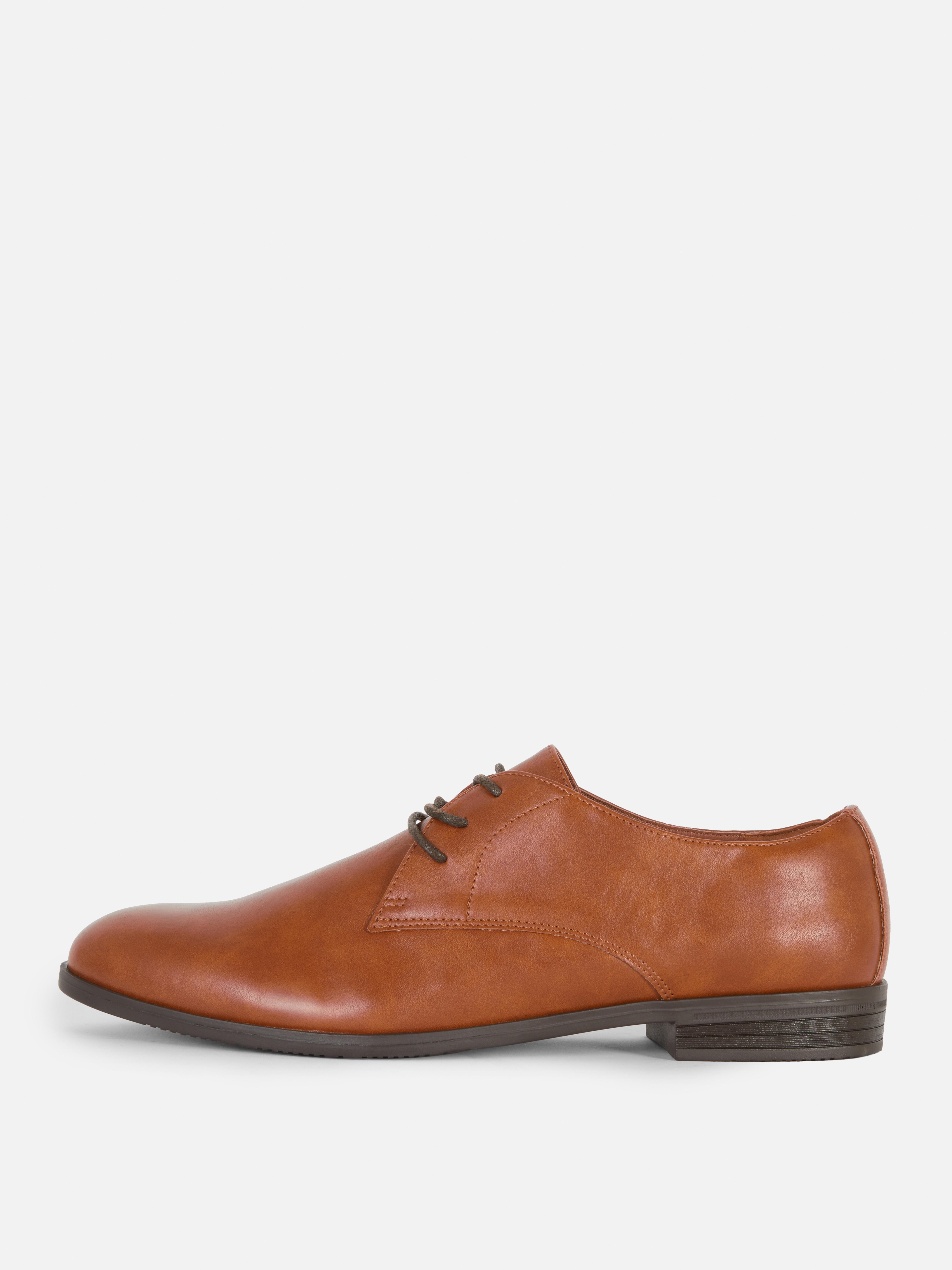 Pantofi eleganți cu șireturi. Fiecare colecție de pantofi are nevoie de o pereche de pantofi șic.