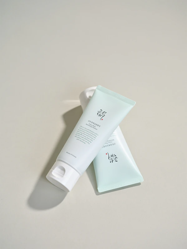 Beauty of Joseon Green Plum Refreshing Cleanser é um creme de limpeza suave com espuma e efeito hidratante.