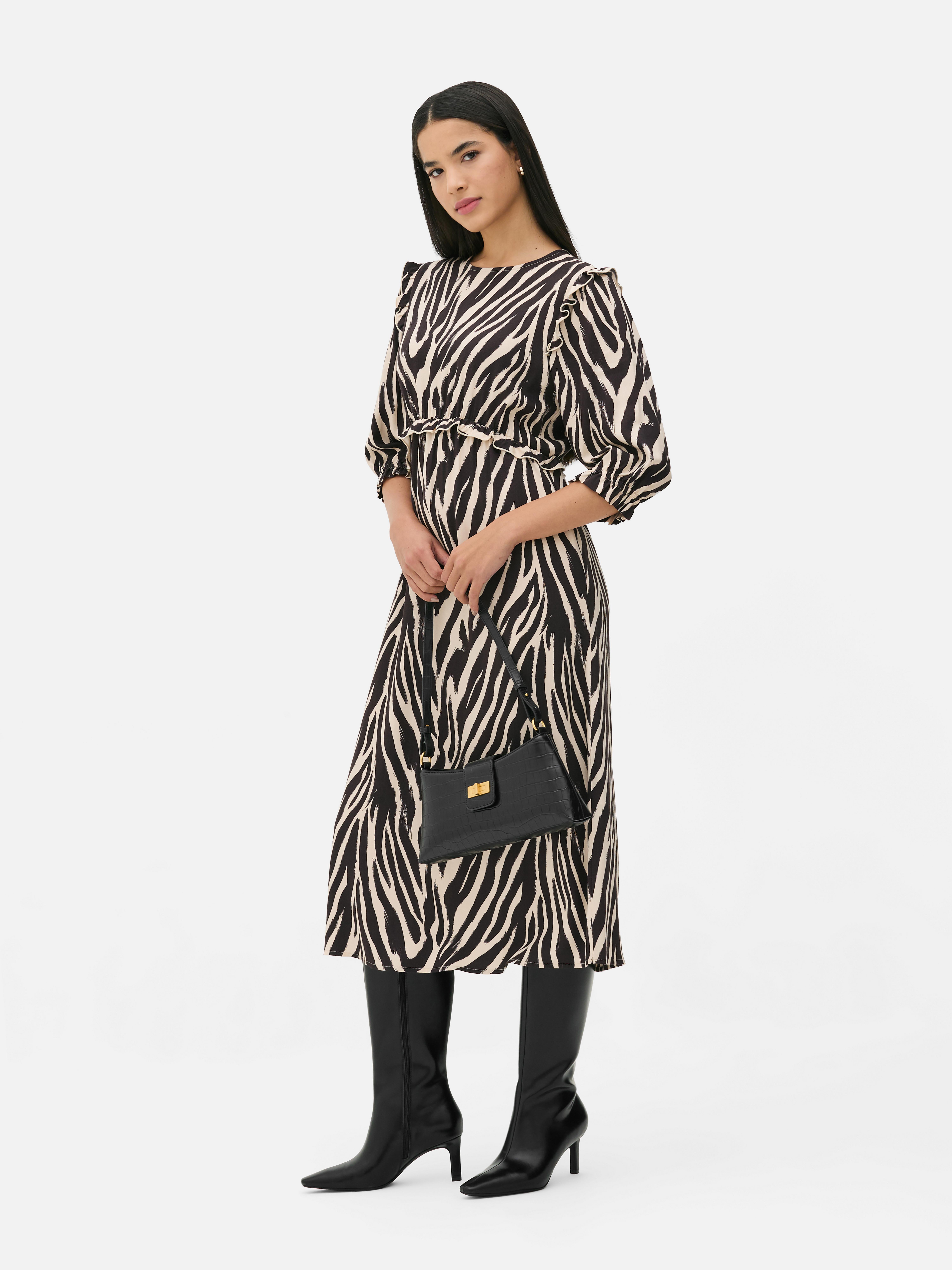 Rochie midi cu volane Această rochie midi cu imprimeu este perfectă pentru iubitoarele de volane
