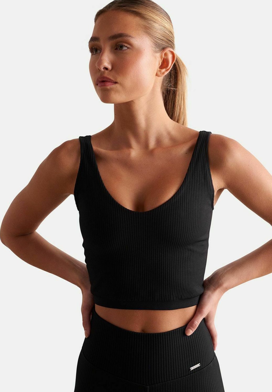 aim'n® BRALETTE CÔTELÉE SANS COUTURE - Soutien-gorge de sport à maintien léger - noir