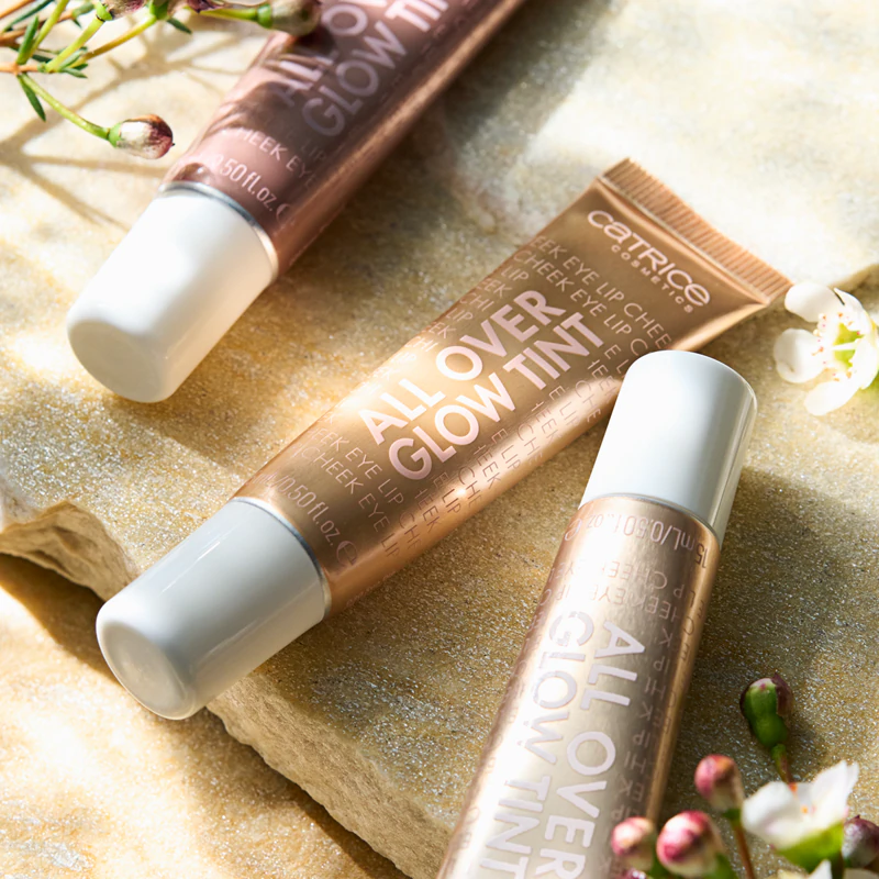 Catrice All Over Glow Tint é um cosmético multifuncional para maquiagem dos olhos, lábios e rosto.