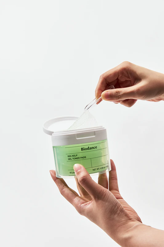 Os discos de tônico facial em gel de alga marinha da Biodance são suaves e tonificantes.