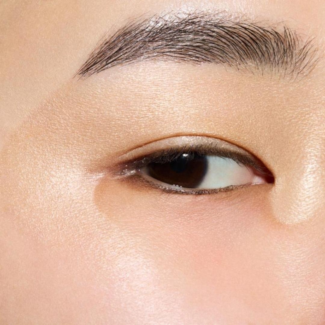 MAC „Dazzleshadow“ blizgučių pavidalo akių šešėliai, kompaktiški – 1 g.