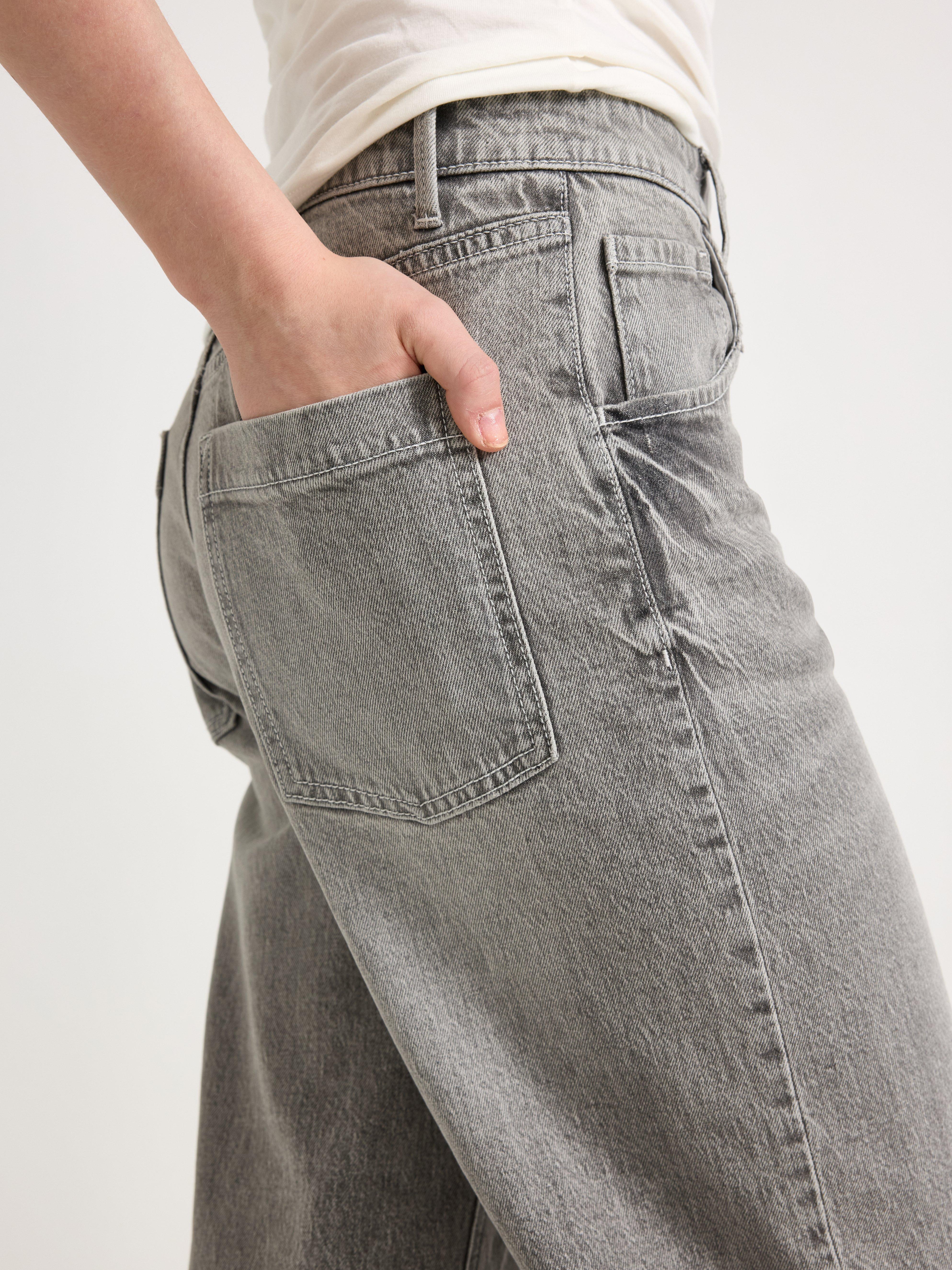 Pantalones vaqueros VEGA de pierna ancha, color gris.