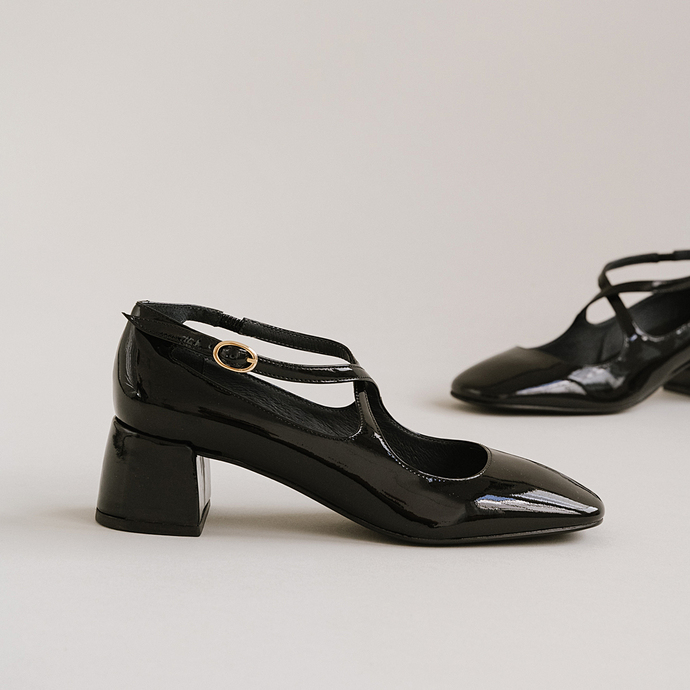 Babies à talons moyens, brides et bouts ...  en vernis noir