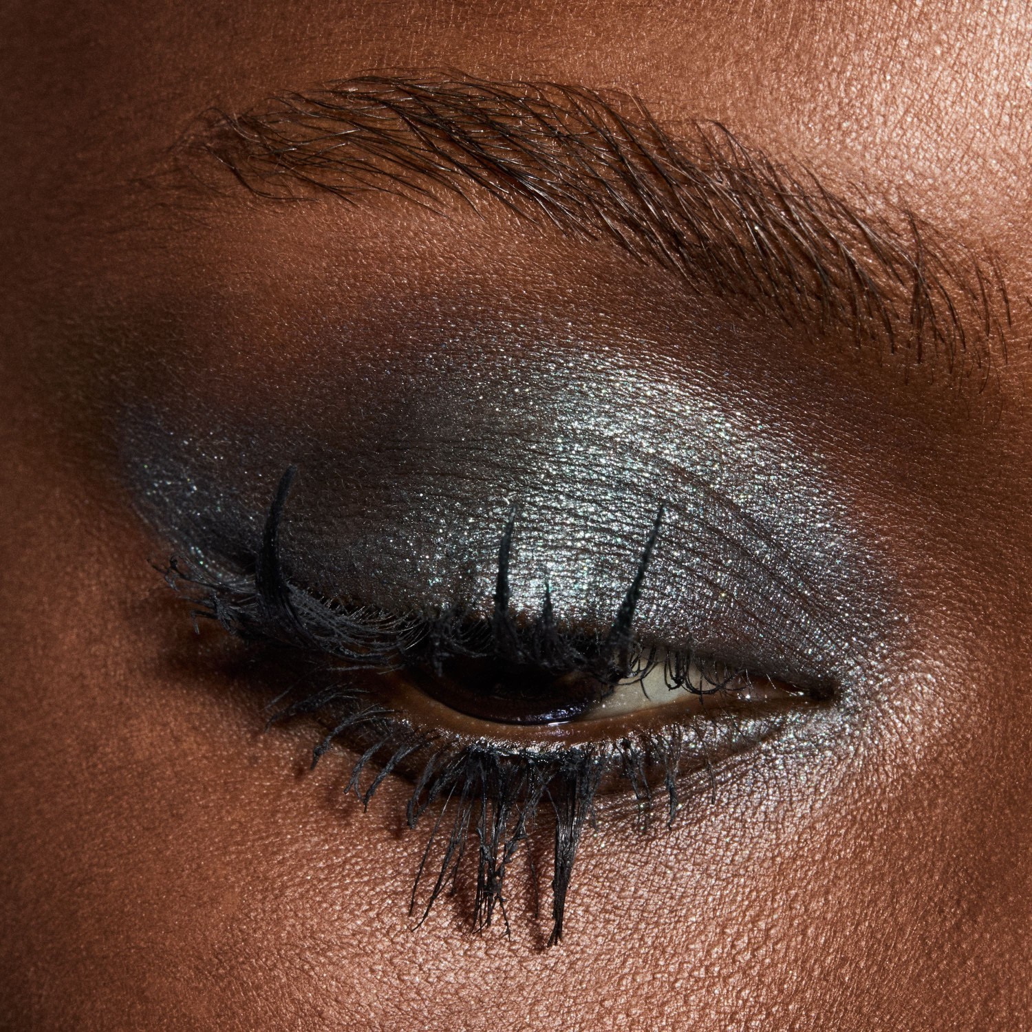 MAC „Dazzleshadow“ blizgučių pavidalo akių šešėliai, kompaktiški – 1 g.