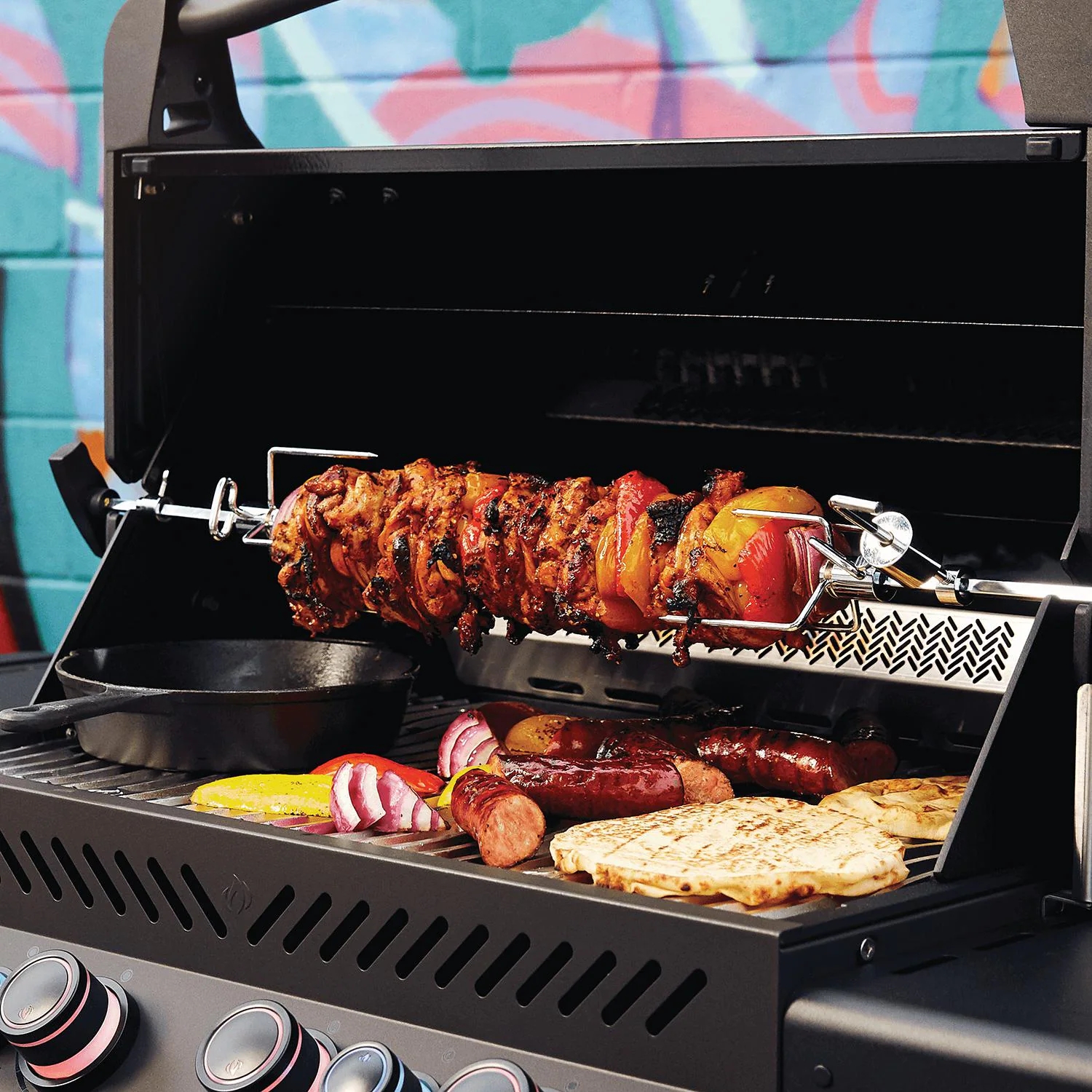 Churrasqueira a gás propano Napoleon Phantom Prestige 500 com queimador traseiro infravermelho, queimador lateral infravermelho e kit rotisserie - Preto fosco - P500RSIBPMK-3-PHM