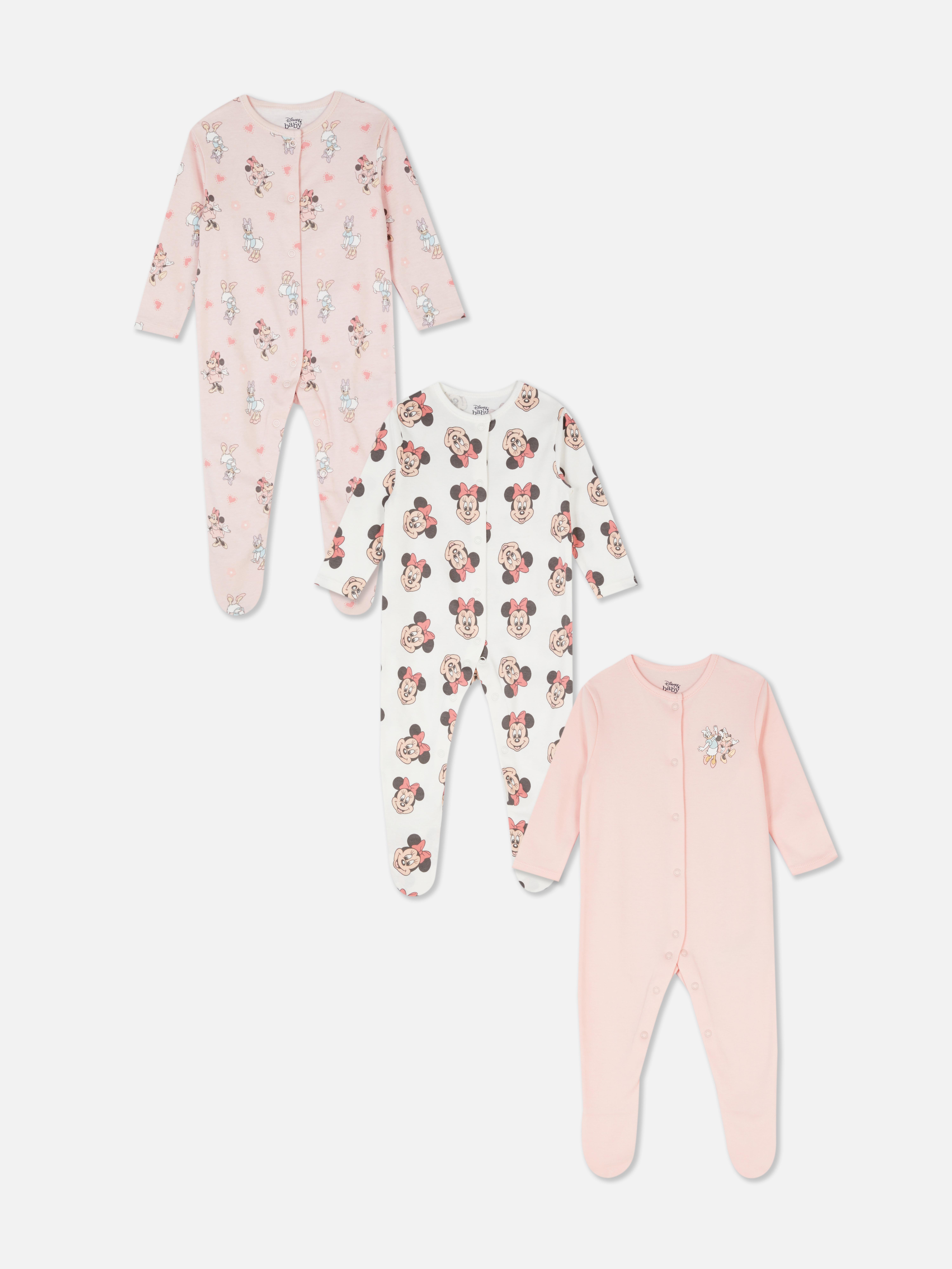 Pijamale Disney, set de 3. Aceste salopete pentru bebeluși au mâneci lungi, închidere cu capse și imprimeuri Disney.