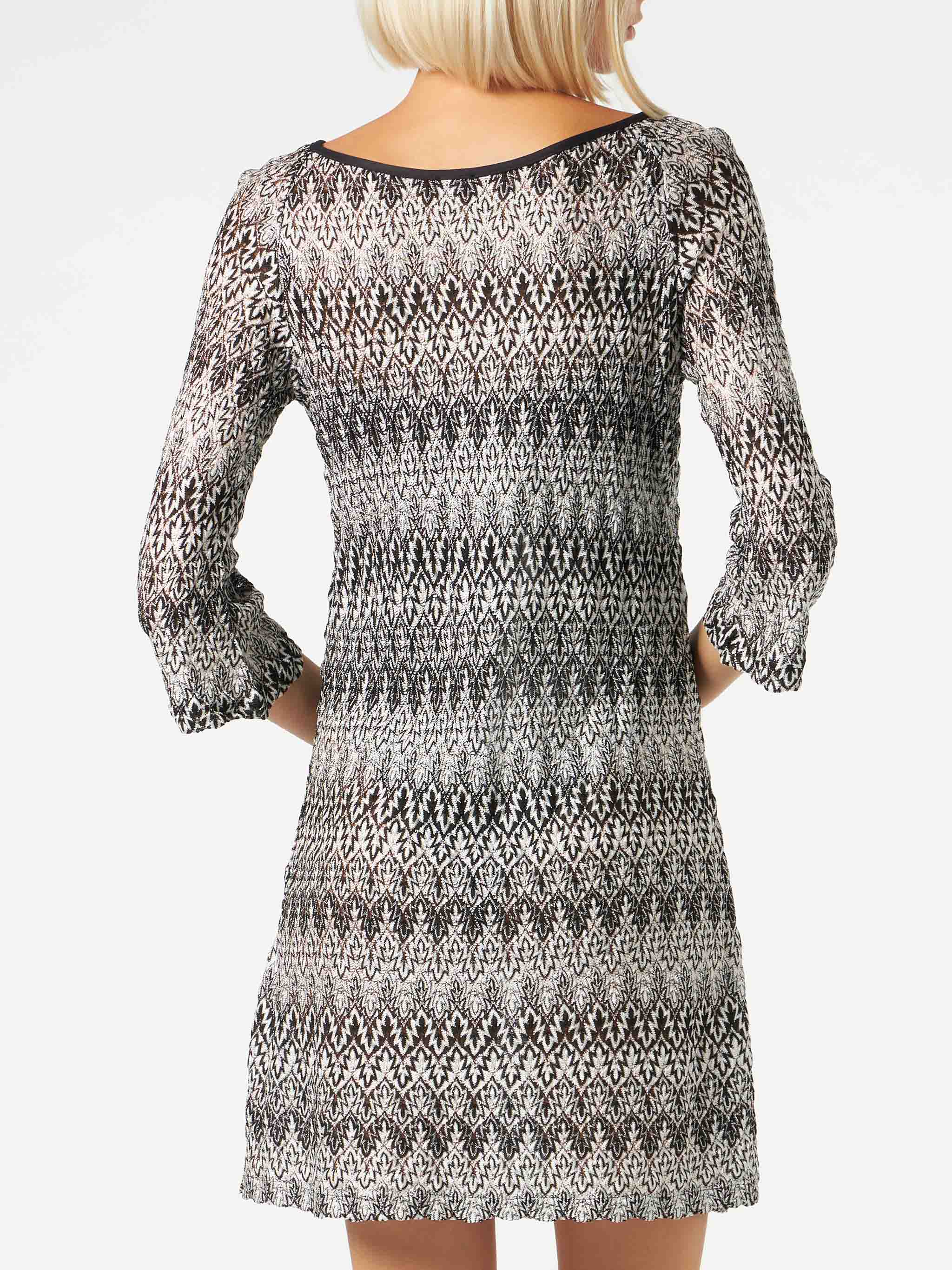 Miniabito in maglia chevron bianca e nera