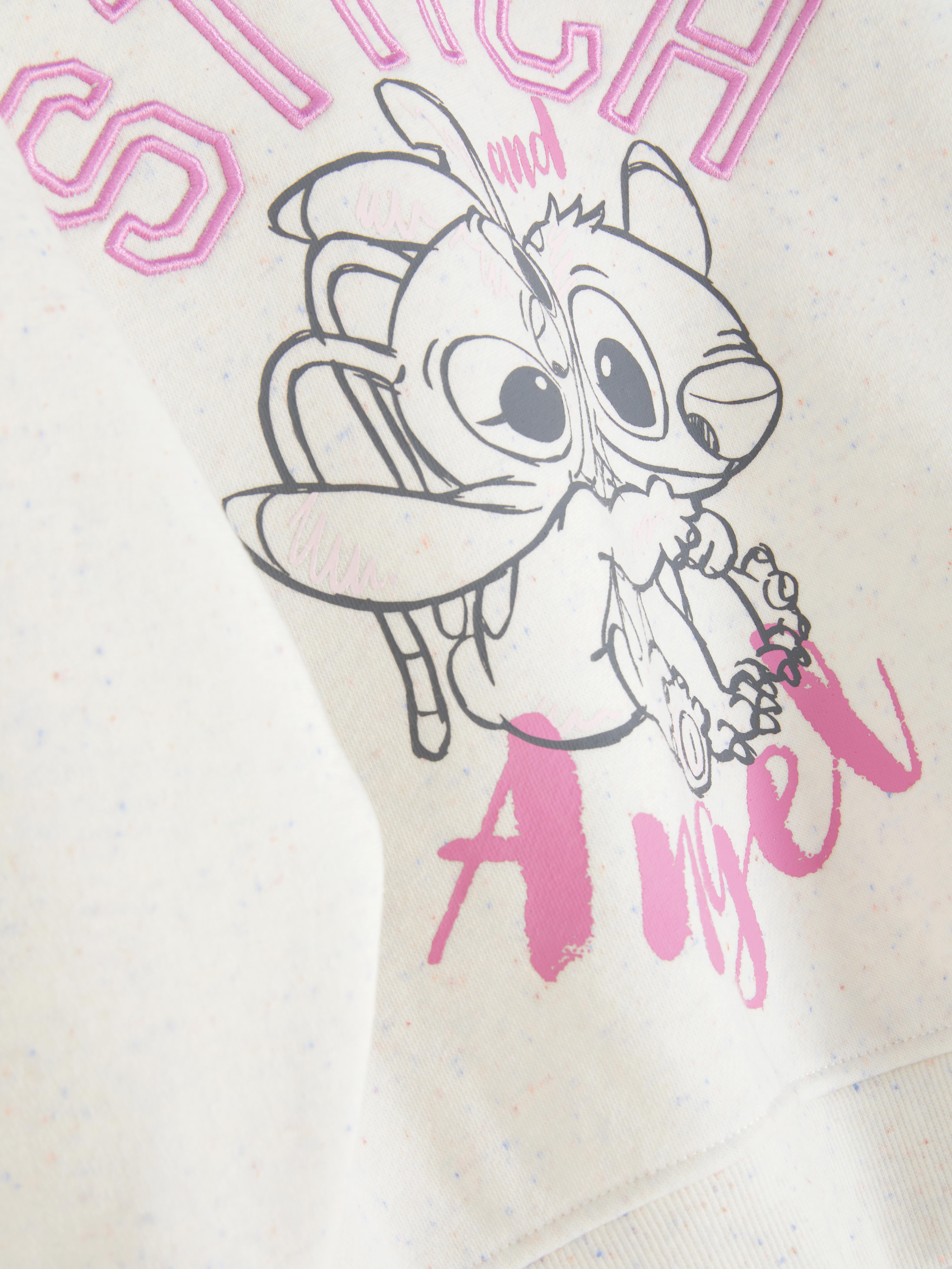Hanorac asortat cu imprimeul Disney Stitch. Un hanorac cu guler rotund, umeri căzuți, manșete cu nervuri și imprimeu Stitch.
