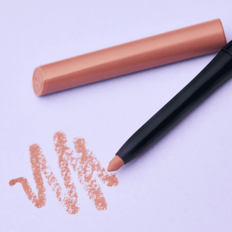 matná ceruzka na pery essence 8h Matte Comfort so strúhadlom