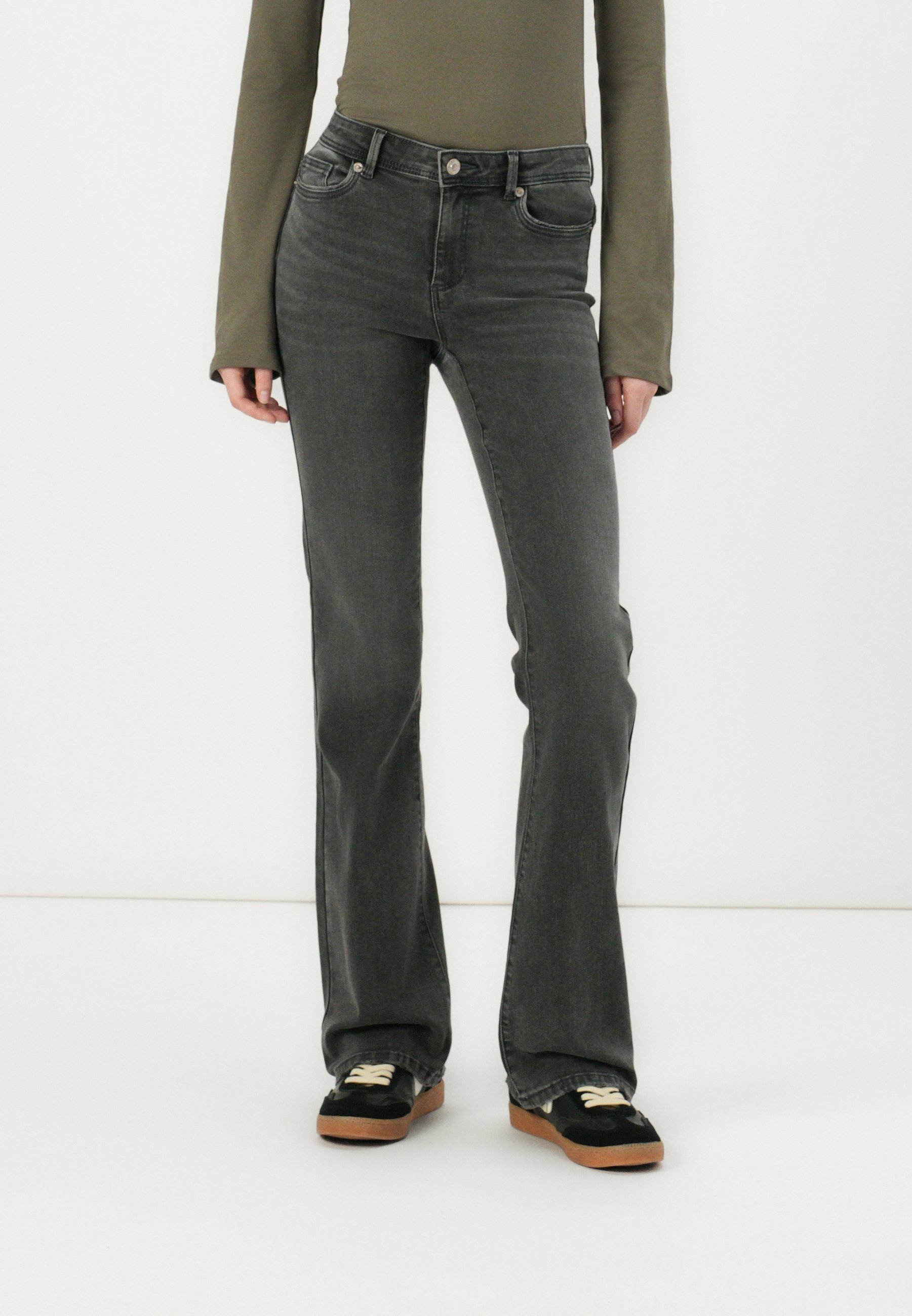 ONLY ONLWAUW MID WAIST FLARED - Uitlopende jeans - grijze denim