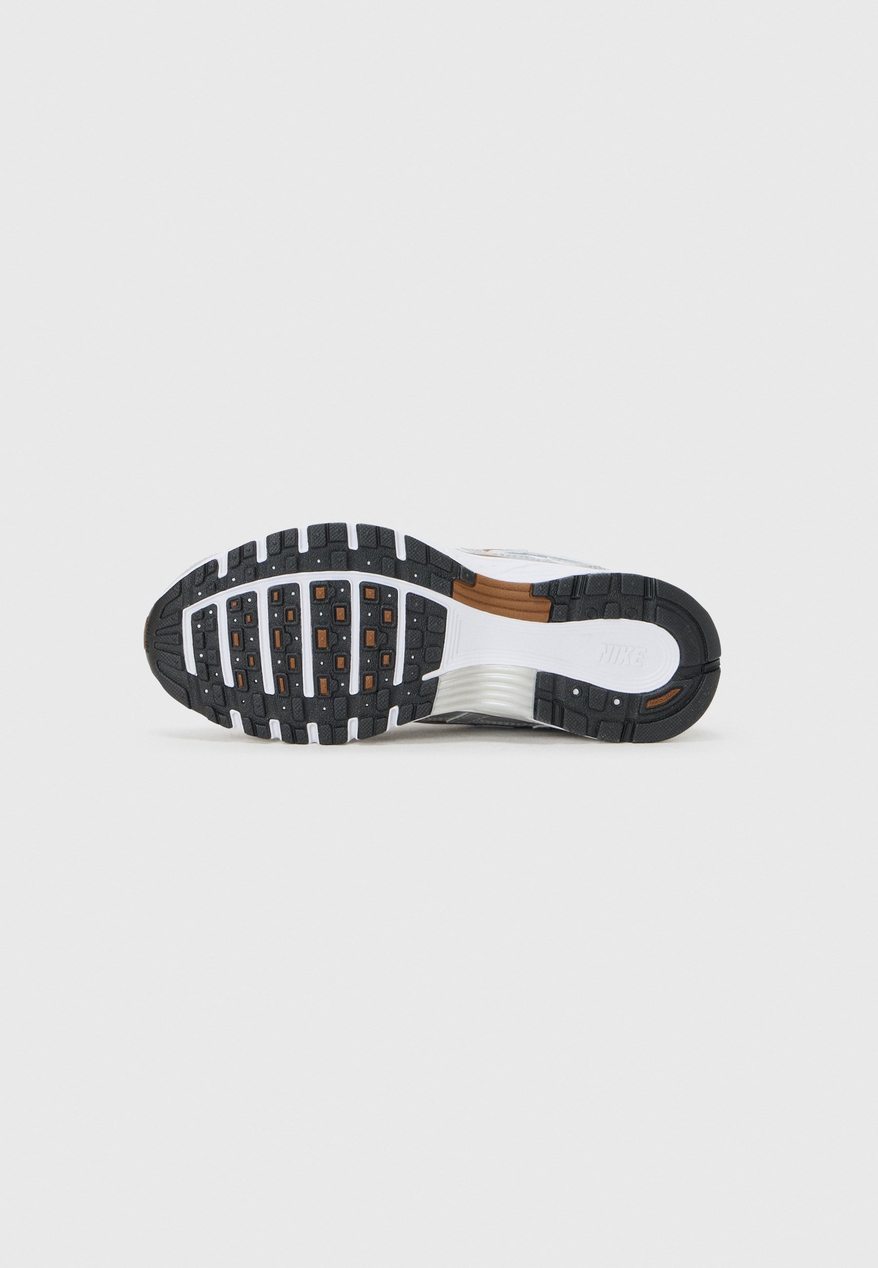 Baskets Nike Sportswear P 6000 - blanc/argent métallisé/brun anglais/voile