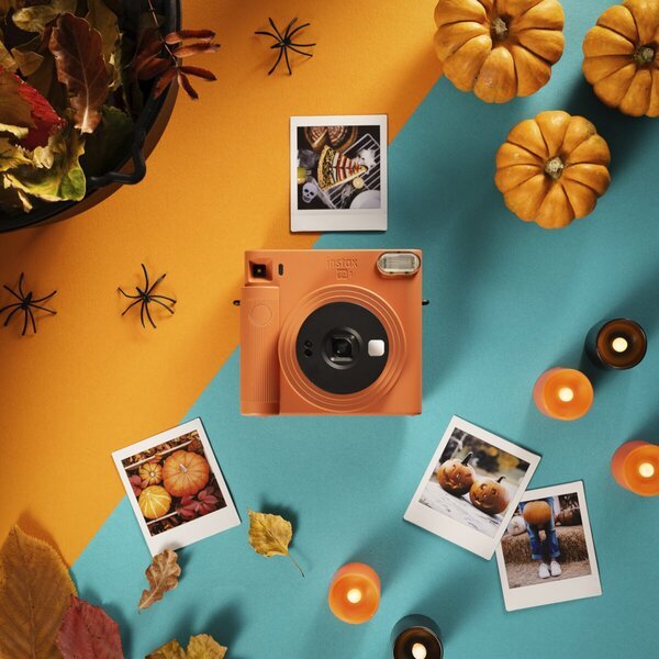 „Fujifilm Instax Square SQ1“ terakotos spalvos fotoaparatas