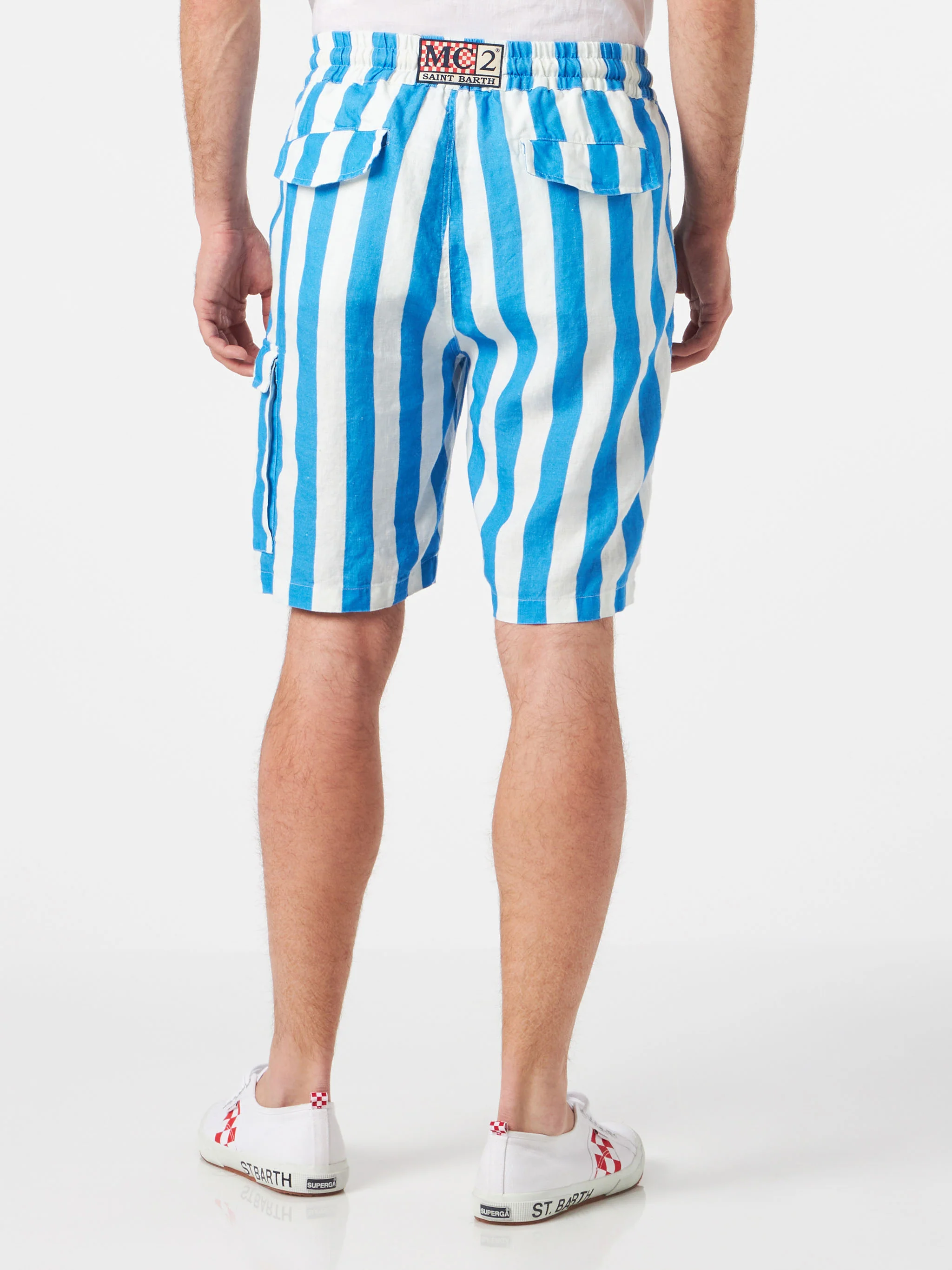 Bermudashorts voor heren in wit en blauw gestreept linnen.