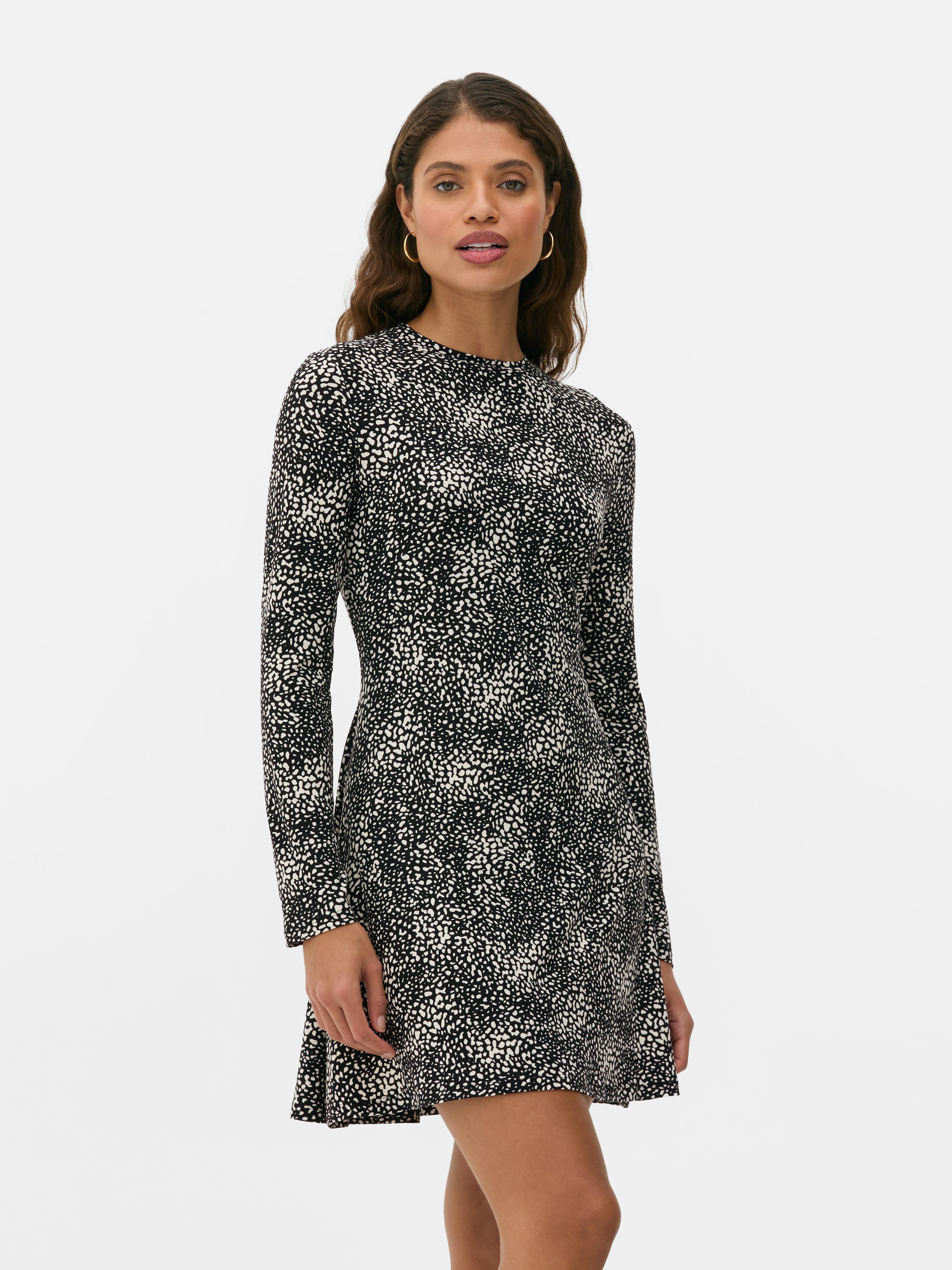 Langärmeliges Skaterkleid Ein Mini-Skaterkleid mit hohem Ausschnitt und langen Ärmeln