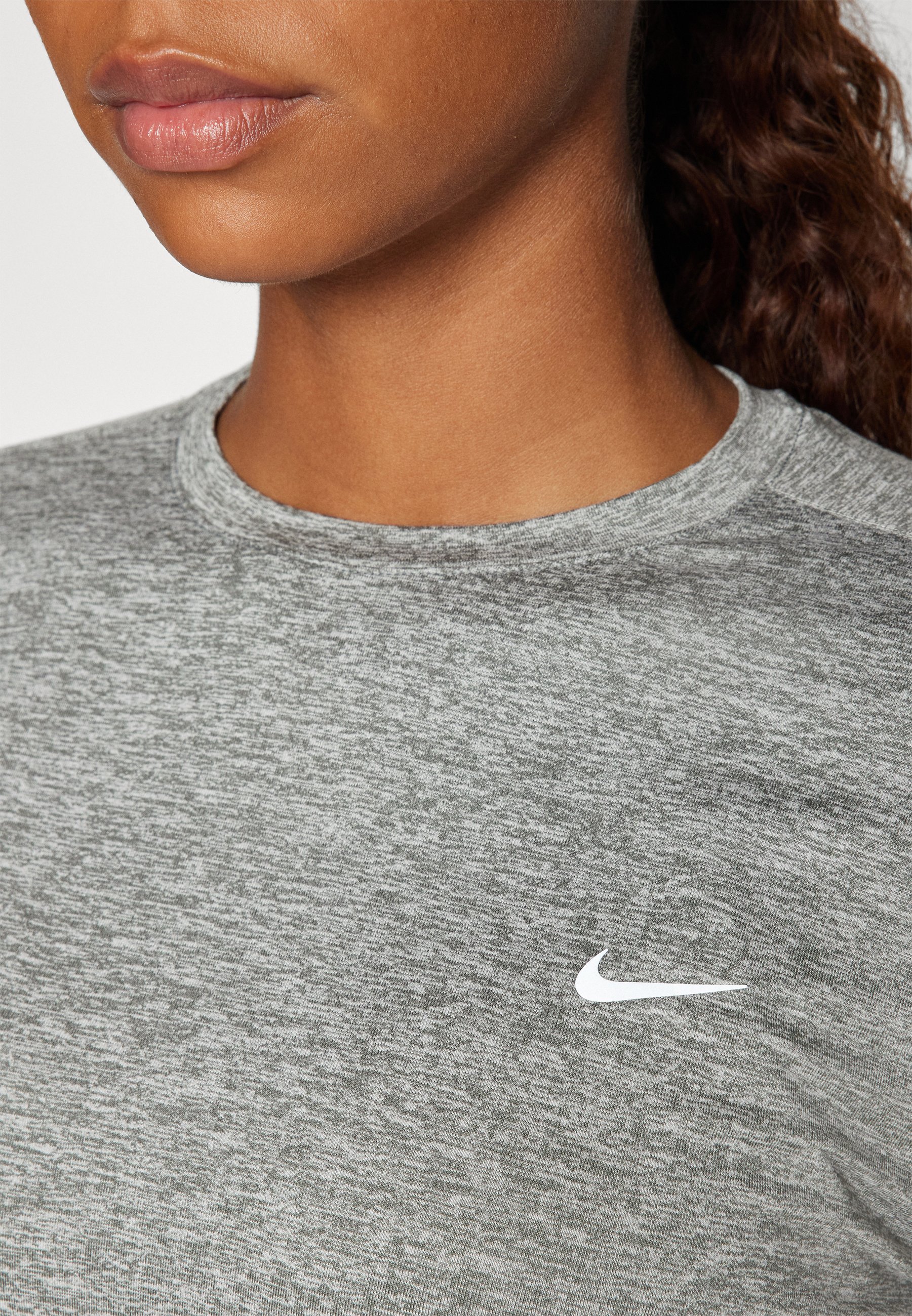 Nike Performance SWIFT - Top met lange mouwen - rookgrijs/reflecterend zilver