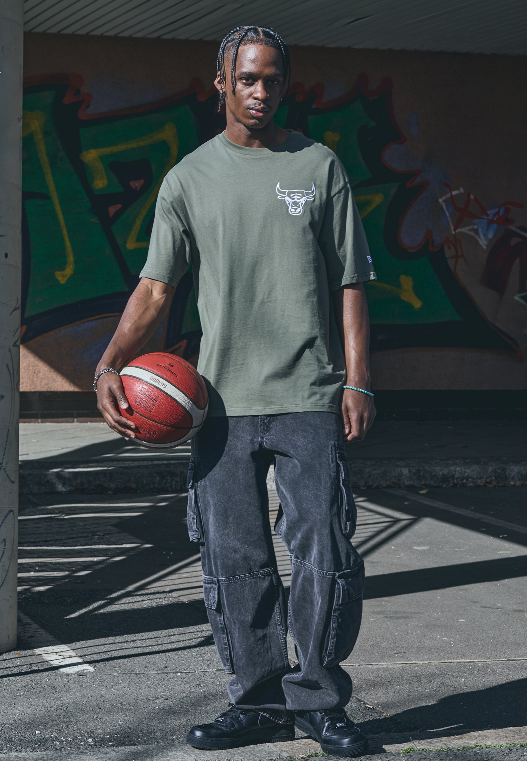 New Era NBA CHICAGO BULLS LEAGUE ESSENTIALS OVERSIZED TEE - Klubové oblečení - olivová