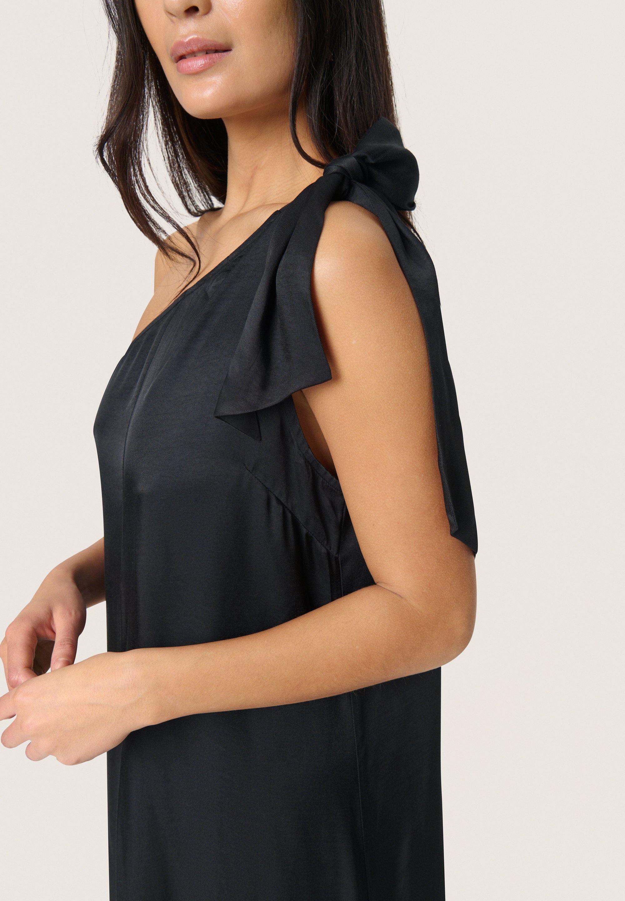 Doordrenkt van luxe: BECCA ONE SHOULDER - Maxi-jurk - zwart