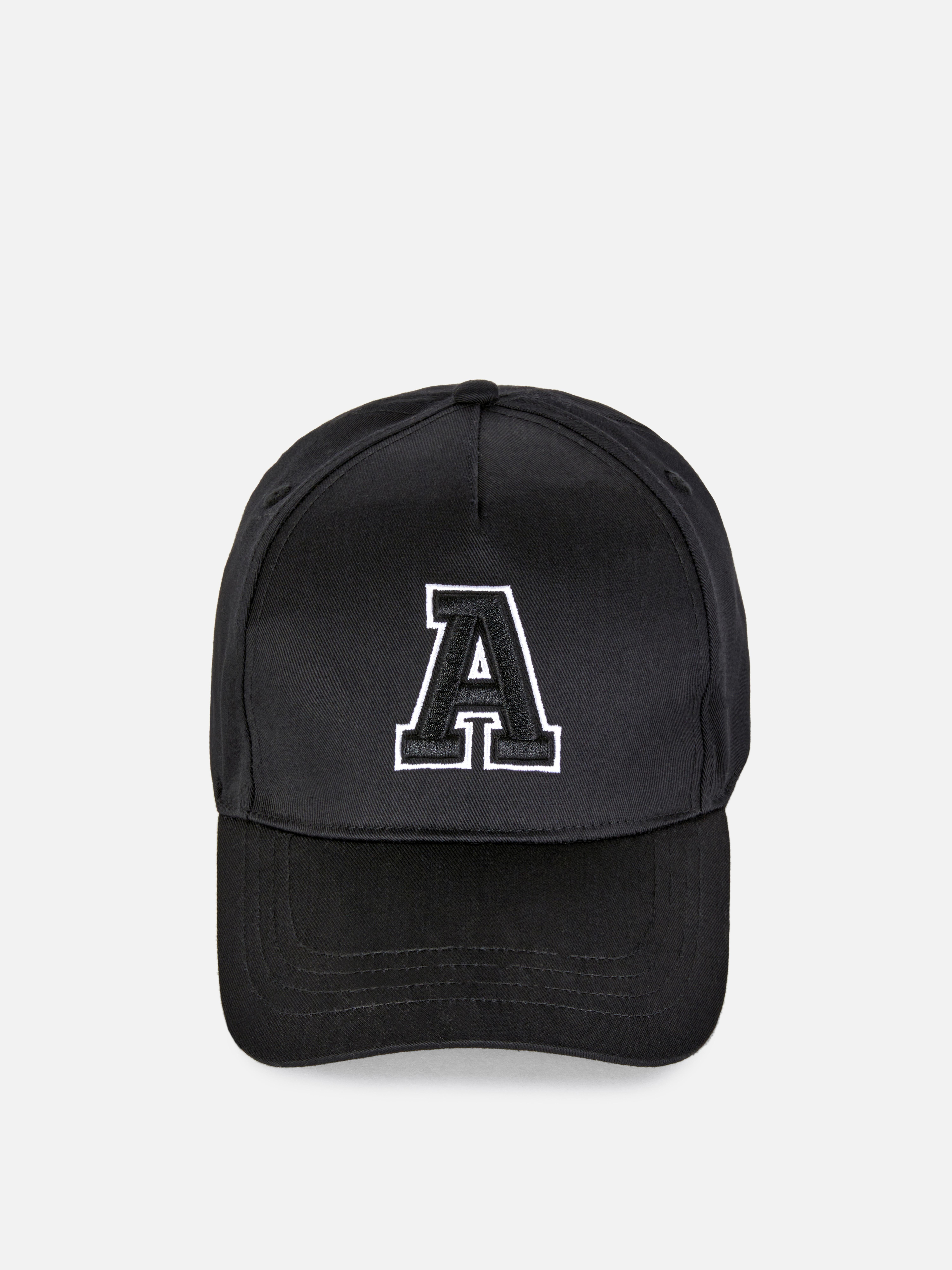 Șapcă de baseball cu o literă. E numele tău pe ea? Ei bine, practic, da!