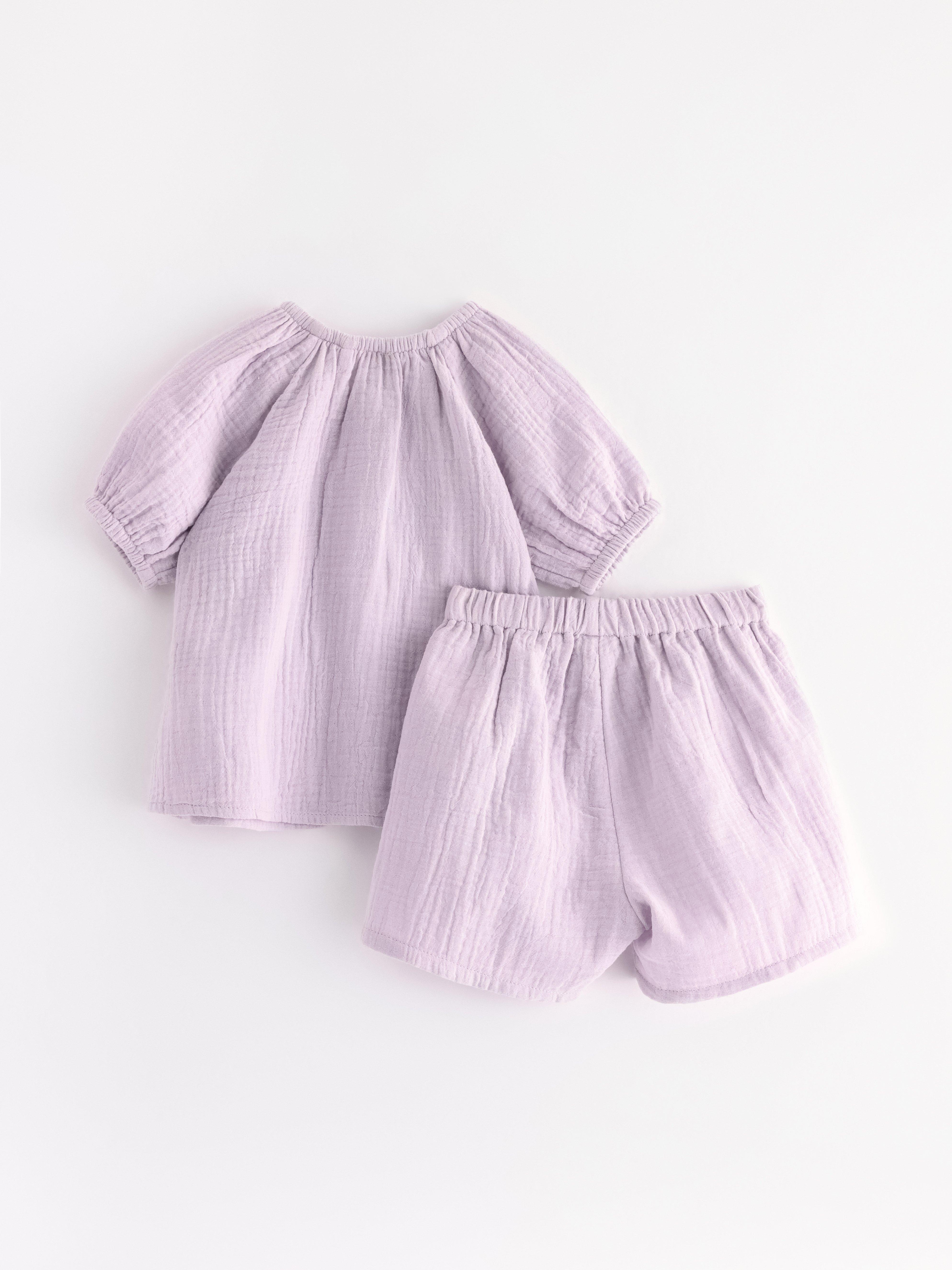 Conjunto - blusa e shorts lilás claro